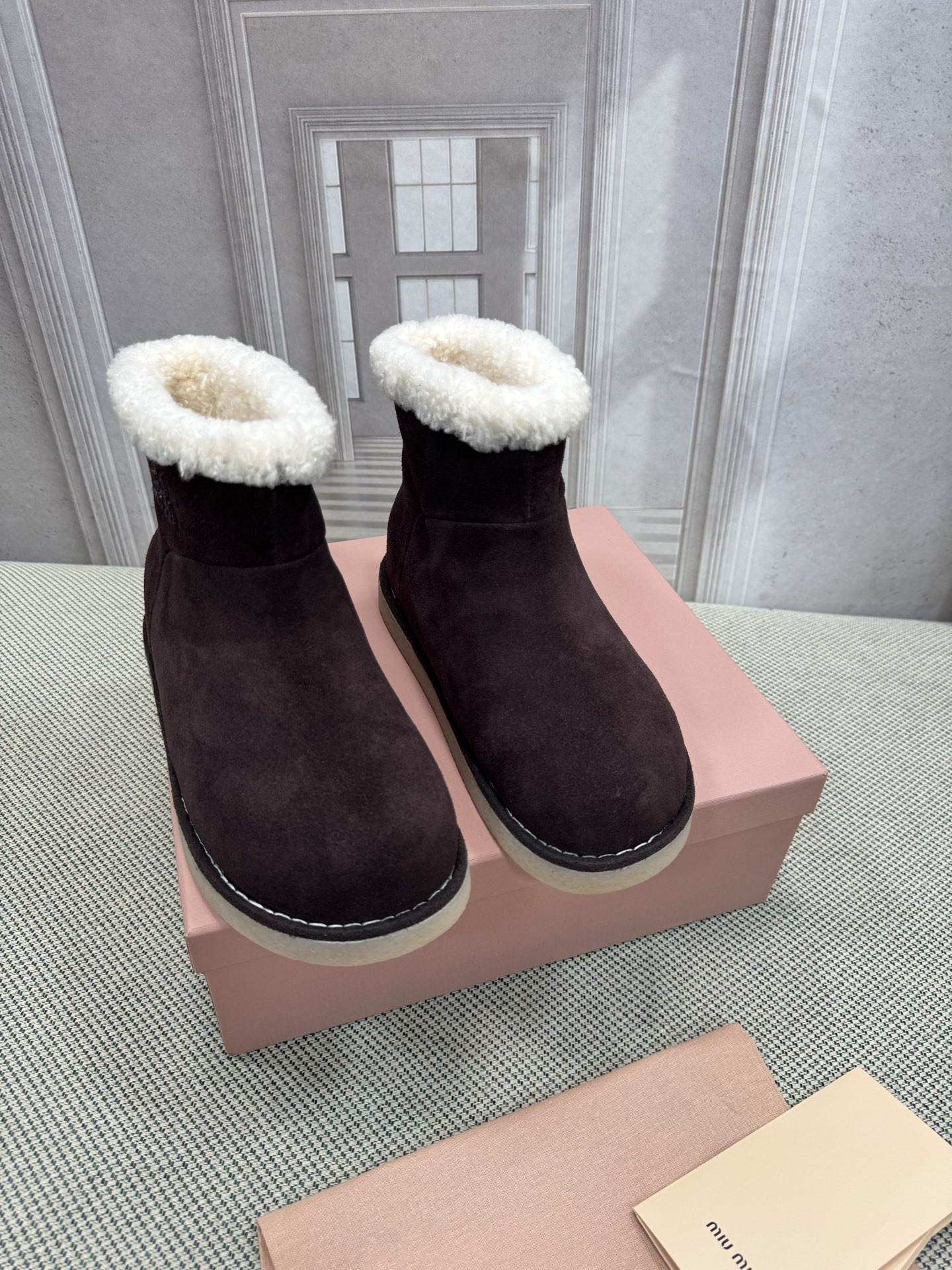 NO:696181,Top version, exclusive first release of miumiu snow boots. Close-up of details of new autumn and winter models from the series. Trend elements of the new season. Must-haves for cold winter. Collide with the concepts you love at the moment and convey modern style. Looks good no matter how you wear it. Favorite for fashionistas this summer. Does not look very comfortable. Super comfortable on the feet. Imported cow suede material. Australian wool lining on the inside. Outsole original molded sole.  Size 35-40 (40/41 customized, non-refundable), snow boots, miumiu, boots19860909顶级版本 独家首发miumiu缪缪雪地靴 秋冬新款来自系列的细节特写 新季的潮流要素 寒冬必备 与此刻挚爱的概念,多元对撞,传达现代风格~ 怎么穿都好看今夏时髦精最爱 看起来不怎么舒服 上脚超级舒服 面料进口牛反绒 内里澳洲羊毛里 大底原版开模鞋底 码数35-40（40/41定做不退换）,雪地靴,miumiu,boots,Women's Shoes