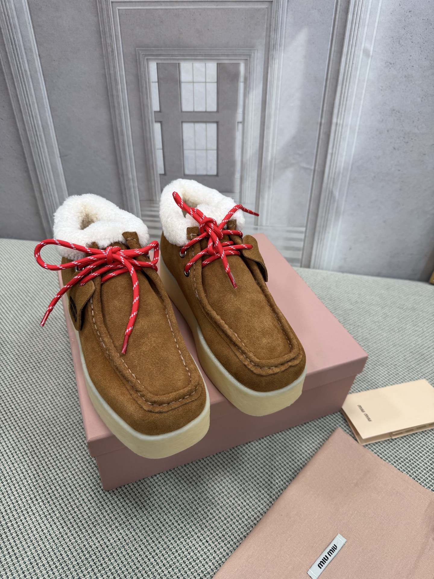 NO:696190,Top version, exclusive first release of miumiu snow boots. Close-up of details of new autumn and winter models from the series. Trend elements of the new season. Must-haves for cold winter. Collide with the concepts you love at the moment and convey modern style. Looks good no matter how you wear it. Favorite for fashionistas this summer. Does not look very comfortable. Super comfortable on the feet. Imported cow suede material. Australian wool lining on the inside. Outsole original molded sole.  Size 35-40 (40/41 customized, non-refundable), snow boots, miumiu, boots19860909顶级版本 独家首发miumiu缪缪雪地靴 秋冬新款来自系列的细节特写 新季的潮流要素 寒冬必备 与此刻挚爱的概念,多元对撞,传达现代风格~ 怎么穿都好看今夏时髦精最爱 看起来不怎么舒服 上脚超级舒服 面料进口牛反绒 内里澳洲羊毛里 大底原版开模鞋底 码数35-40（40/41定做不退换）,雪地靴,miumiu,boots,Women's Shoes