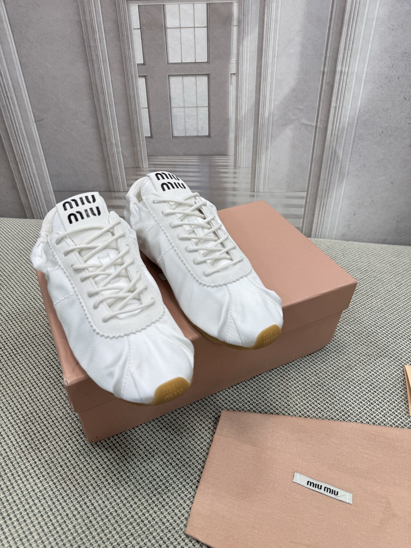 NO:696184,Top version Miu Miu Miu/new Velcro canvas shoes, classic and minimalist miu.miu canvas shoes #casual, versatile and fashionable ~ extremely light and comfortable on the feet, a must-have item that is full of youthful vitality!  Materials and craftsmanship - Customized thickened double-layer canvas fabric lining/foot pads/sheepskin original TPR outsole Size: 35-39 (customized 34-40 non-returnable), ballet shoes, miumiu, sheepskin19860909顶级版本 Miu缪缪/新款魔术贴帆布鞋 经典极简miu.miu帆布鞋#休闲百搭又时髦～ 上脚特别轻便舒适’年轻活力满满绝绝子单品！ 材质与工艺- 定制加厚双层帆布面料 内里/垫脚/羊皮 原版TPR 大底 Size: 35-39(34 40定制不退换）,芭蕾舞鞋,miumiu,sheepskin,Women's Shoes