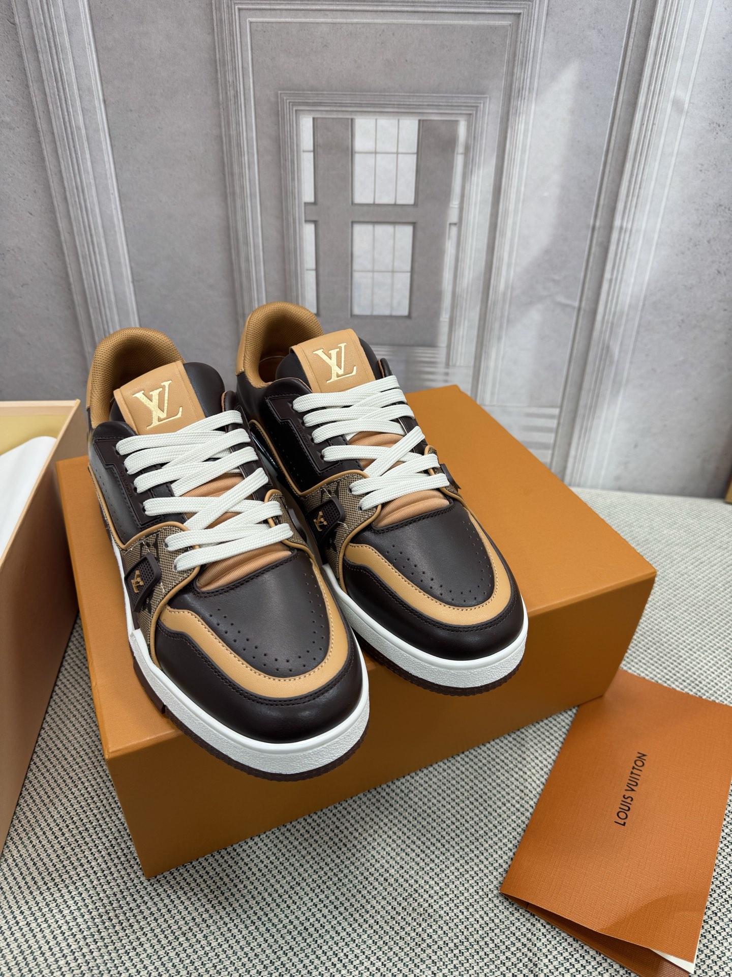 NO:696230,LV-Trainer Louis Vuitton PK market all versions Couple models Catwalk new basketball sneakers Purchasing quality Original 11 developed and re-engraved!  !  The upper is very comfortable and fine workmanship. The upper is made of calfskin imported from Italy. It is decorated with the brand LOGO and signature on the side. It has an imported breathable mesh lining and the foot feels super comfortable. The original two-color TPU suction mold outsole is specially provided by the factory. The package process is Goodyear stitched and overlocked. Size 35-40 for women. Standard size 39-45 for men (custom-made for men 38 and 46, non-refundable and non-exchangeable). Casual shoes/sports shoes, louis  vuitton,louis vuitton,sneakers,cowhide19860909LV-Trainer路易-威登 PK市场一切版本 情侣款 走秀新款 篮球板鞋 代购品质 原版11开发复刻！！上脚非常舒适 做工精细 鞋面由意大利进口小牛皮拼接,侧边饰有品牌LOGO标志及签名,进口了透气网布内里,脚感超舒适.原厂特供原版双色TPU吸模大底.套包工艺 固特异缝合锁边 size女款35-40  男款39-45标准码（男38 46 定做不退不换）,休闲鞋/运动鞋,louis vuitton,louis vuitton,sneakers,cowhide,Women's Shoes