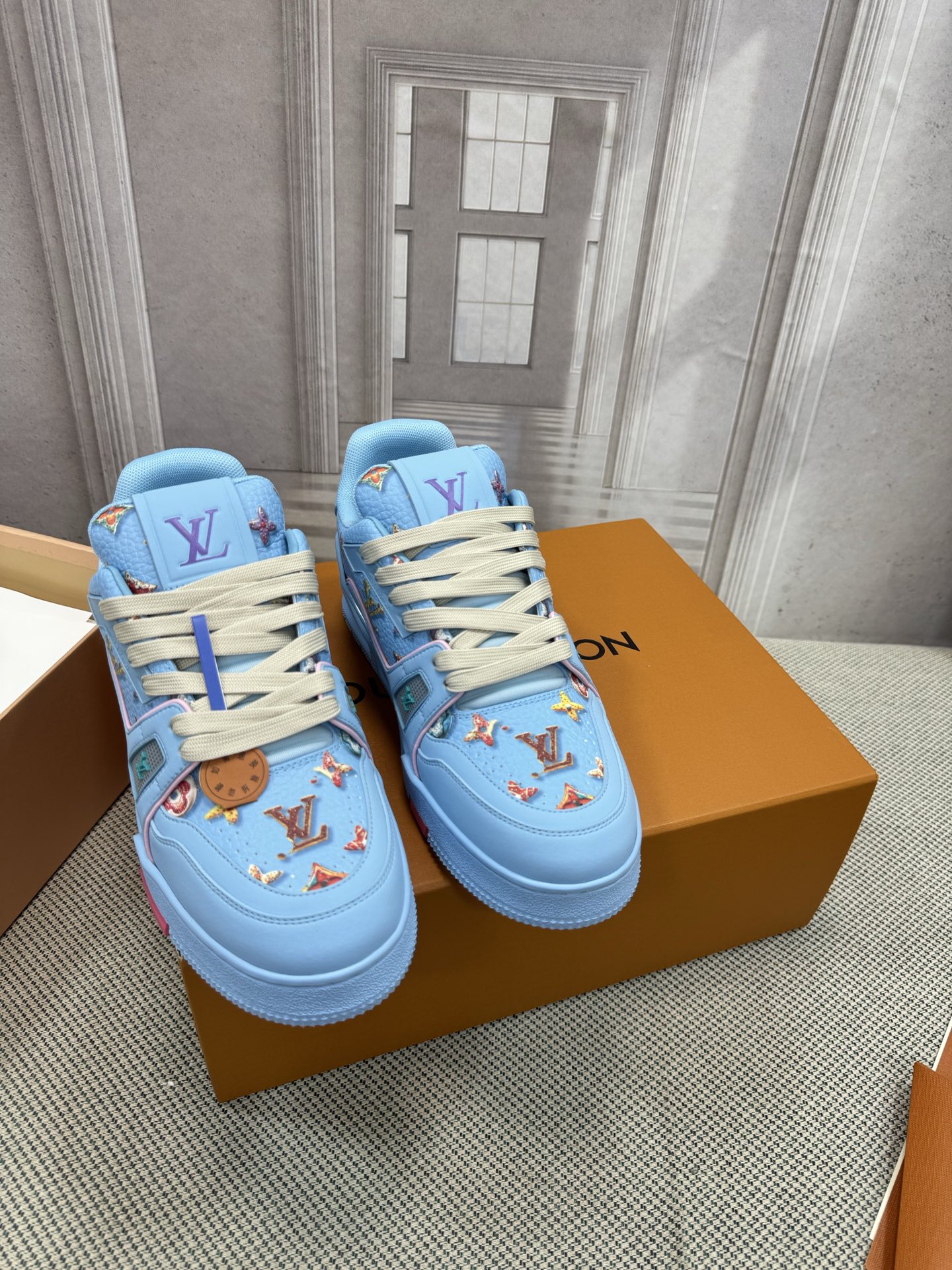 NO:706993,LV-Trainer Louis Vuitton PK market all versions Couple models Catwalk new basketball sneakers Purchasing quality Original 11 developed and re-engraved!  !  The upper is very comfortable and fine workmanship. The upper is made of calfskin imported from Italy. It is decorated with the brand LOGO and signature on the side. It has an imported breathable mesh lining and the foot feels super comfortable. The original two-color TPU suction mold outsole is specially provided by the factory. The package process is Goodyear stitched and overlocked. Size 35-40 for women. Standard size 39-45 for men (custom-made for men 38 and 46, non-refundable and non-exchangeable). Casual shoes/sports shoes, louis  vuitton,louis vuitton,sneakers,cowhide19860909LV-Trainer路易-威登 PK市场一切版本 情侣款 走秀新款 篮球板鞋 代购品质 原版11开发复刻！！上脚非常舒适 做工精细 鞋面由意大利进口小牛皮拼接,侧边饰有品牌LOGO标志及签名,进口了透气网布内里,脚感超舒适.原厂特供原版双色TPU吸模大底.套包工艺 固特异缝合锁边 size女款35-40  男款39-45标准码（男38 46 定做不退不换）,休闲鞋/运动鞋,louis vuitton,louis vuitton,sneakers,cowhide,Women's Shoes