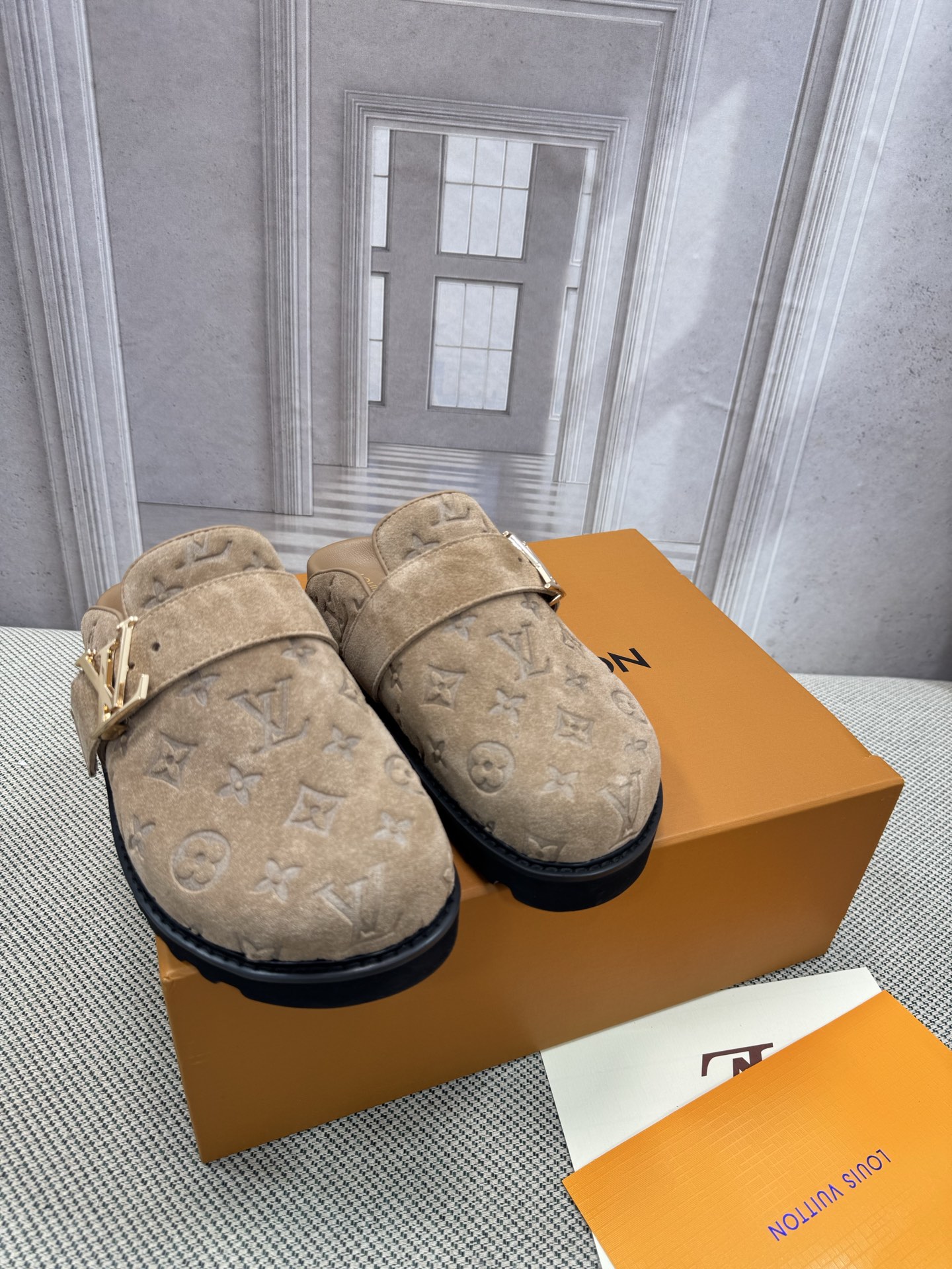 NO:905670,LV | Louis Vuitton's new early spring products, top version, the counter features the latest slippers/cat-heeled slippers, new hard goods, upper cowhide/grained cowhide/denim, imported goatskin lining, high heels, shoe size: 35-45 (46 customized, non-returnable), semi-slippers, louis vuitton, louis vuitton, slippers, cowhide, sheepskin19860909LV | 路易威登早春新品 顶级版本 专柜主打最新款 拖鞋/猫跟拖鞋 硬货上新 鞋面牛皮/粒面牛皮/牛仔布 内里进口山羊皮里 跟高平底 鞋码: 35-45（46定制不退换）,半拖,louis vuitton,louis vuitton,slippers,cowhide,sheepskin,Women's Shoes
