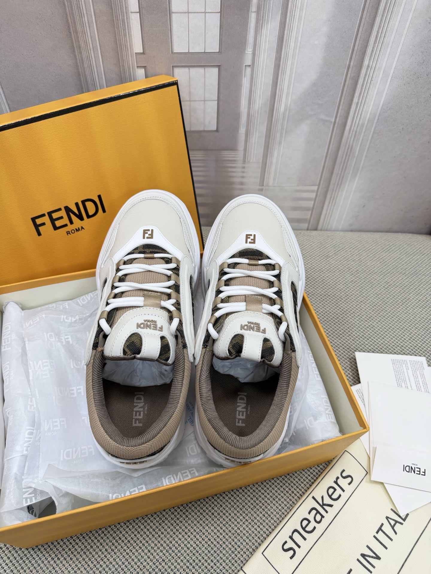 NO:784672,Top version, new model for early spring, FENDI, the latest popular model, original purchase, one-to-one development and production, the first basketball sneaker created by the designer. The shoe shape is almost the same, with a retro design added. The upper is made of imported calfskin stitching. The double logo on the side is embossed with terry velvet lining. The upper foot is super soft, light and comfortable to wear with a sweatshirt.  Men's size 39-45 (45 customized, non-refundable), casual shoes/sports shoes, fendi, fendi, sneakers, hoodie, sweatshirts, cowhide19860909顶级版本 早春新款 FENDI芬迪 最新爆款原版购入 一比一开发 做货 设计师打造的首款篮球运动鞋 鞋型差不多 添加了复古的设计 鞋面采用进口小牛皮拼接组合 侧面凸起的双 logo内里采用毛巾绒里 上脚超级柔软 轻便 舒适搭配卫衣 码数男款39-45（45定制不退换),休闲鞋/运动鞋,fendi,fendi,sneakers,hoodie,sweatshirts,cowhide,Women's Shoes