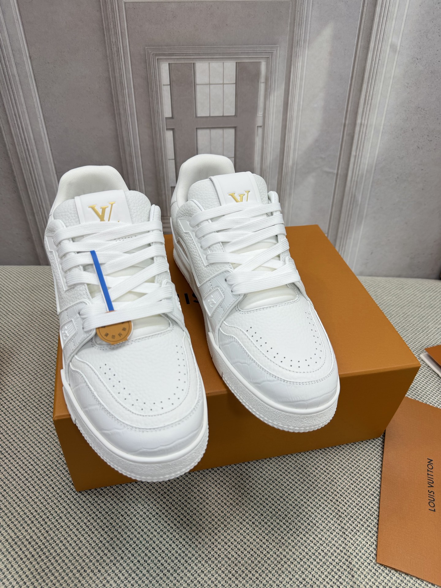 NO:784691,LV-Trainer Louis Vuitton PK market all versions Couple models Catwalk new basketball sneakers Purchasing quality Original 11 developed and re-engraved!  !  The upper is very comfortable and fine workmanship. The upper is made of calfskin imported from Italy. It is decorated with the brand LOGO and signature on the side. It has an imported breathable mesh lining and the foot feels super comfortable. The original two-color TPU suction mold outsole is specially provided by the factory. The package process is Goodyear stitched and overlocked. Size 35-40 for women. Standard size 39-45 for men (custom-made for men 38 and 46, non-refundable and non-exchangeable). Casual shoes/sports shoes, louis  vuitton,louis vuitton,sneakers,cowhide19860909LV-Trainer路易-威登 PK市场一切版本 情侣款 走秀新款 篮球板鞋 代购品质 原版11开发复刻！！上脚非常舒适 做工精细 鞋面由意大利进口小牛皮拼接,侧边饰有品牌LOGO标志及签名,进口了透气网布内里,脚感超舒适.原厂特供原版双色TPU吸模大底.套包工艺 固特异缝合锁边 size女款35-40  男款39-45标准码（男38 46 定做不退不换）,休闲鞋/运动鞋,louis vuitton,louis vuitton,sneakers,cowhide,Women's Shoes