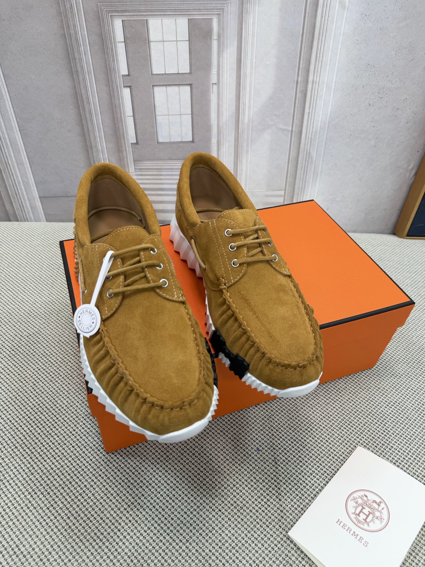 NO:784652,The top version of Hermès/Hermès couple's new slim waist, first released in North America, heightening-flowing shoes!  The legs instantly look much thinner. Hermès' new panda gigs bread shoes are so cute. The feet feel super comfortable and 100% made of Hermès special fabrics and Italian calfskin. 11. Large private mold soles, oversized shoes decorated with geometric patterns to create a dynamic fashion style, soles Hermès orange!  Fabric: Imported calfskin Foot pads: Cow leather foot pads Outsole: Imported IP Code number: Female 35-40 (41 customized, non-returnable) Male 39-44 (45, 46.47 plus 30 customized, non-refundable), casual shoes/sports shoes, hermes, hermes, sneakers, cowhide19860909顶级版本Hermès/爱马仕情侣新款小蛮腰,北美首发,增高－流鞋！瞬间显得腿细了很多 爱马仕新款熊猫gigs 面包鞋可可爱爱.脚感超级舒服百分百,面料爱马仕专用面料和意大利小牛皮11.大私模模具底,超大鞋装饰几何图案,打造活力时尚风格,鞋底爱马仕橙！ 面料:进口小牛皮 垫脚:牛皮垫脚 大底:进口IP 码数:女35-40（41 定制不退换） 男39-44（45 46.47加30定制不退换）,休闲鞋/运动鞋,hermes,hermes,sneakers,cowhide,Women's Shoes