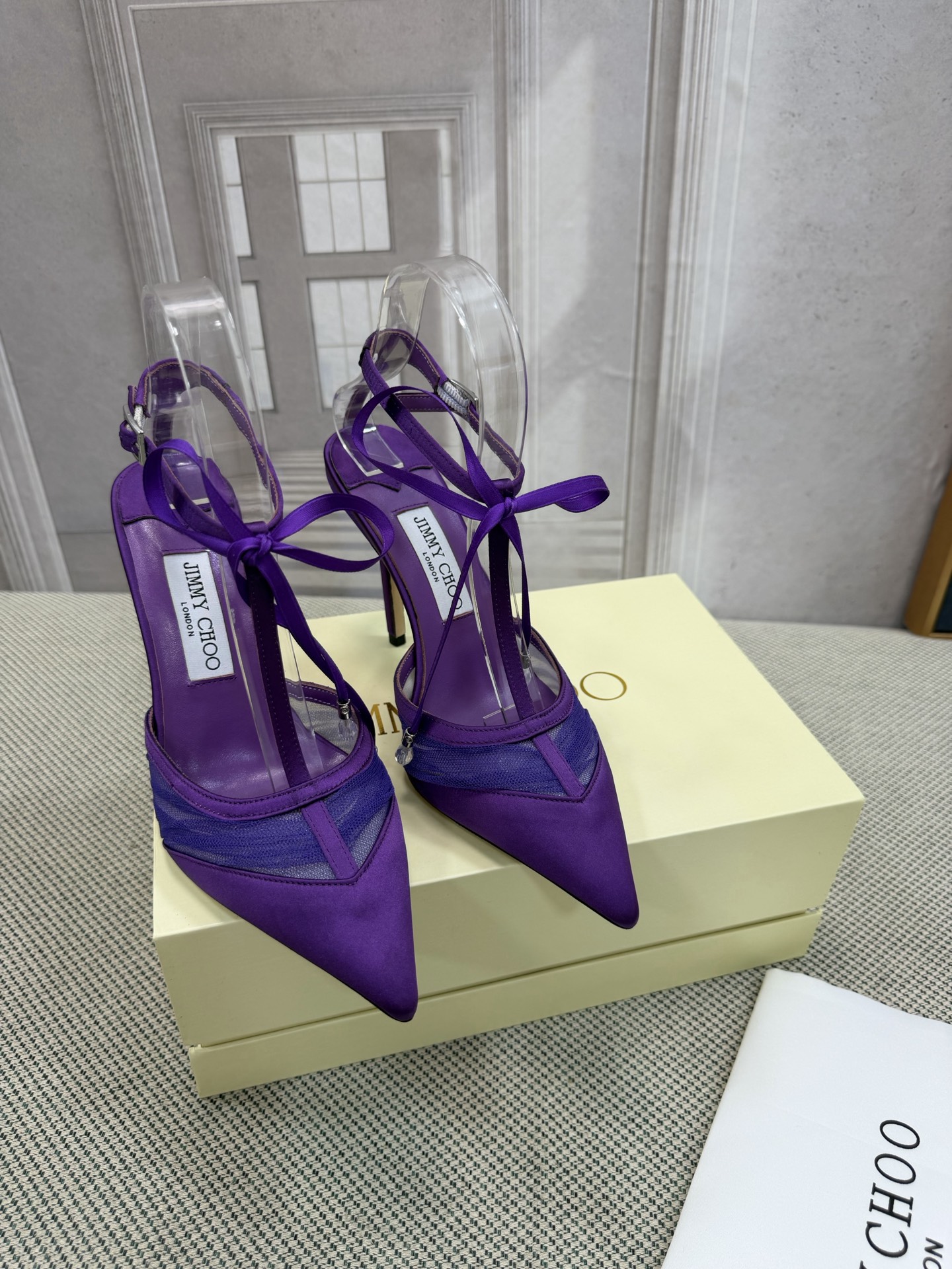 NO:784667,JIMMY CHOO (Jimmy CHOO) is a very comprehensive and noble fashion lifestyle brand. It has a series of women's short boots with the same watch strap from major fashion bloggers and celebrities in Hong Kong, the United States and other places. The Australian pointed toe and round toe series are simply beautiful. I fall in love with elegance and playful sense of the future. I want to own it right away just by looking at it, but you can really think about a pair of exquisite high heels~~~~~~~~~~~~~~~~  This series is designed for extraordinary and indifferent women, thus creating a unique overall effect. Jimmy Choo designs products that inspire women to move forward and highlight their charm. 1 Fabric: Imported custom patent leather with diamond glue 2 Lining Imported Italian sheepskin pad Super soft and delicate 3 Outsole Original Italian original color genuine leather outsole Heel height 10 cm 4 code number 35 to 39 (customized for 34, 40, 41), high-heeled sandals, jimmy  choo,jimmy choo,sandals,boots,high heels,sheepskin,Leather soles19860909JIMMY CHOO(吉米周) 是一个非常全面之尊贵时尚生活品牌, 香港,美国等大时尚博主及明星的同款表带女士短靴系列. 澳大利亚尖头 圆头系列、简直是美上天了,爱上优雅、爱上俏皮的未来感,光看一眼便想马上拥有,但一双精致的高跟鞋确是可以想想滴～～～～～～～～～～～～～～～～～ 该系列专为超凡绝伦、无所谓的女士而设计,从而打造出别致的整体效果,Jimmy Choo 设计出激发女性一往无前的产品彰显魅力 1面料: 进口定制漆皮粘钻 2内里 进口意制羊皮羊皮垫 超级柔软细腻 3大底 意大利原版原色真皮大底 跟高10厘米 4码数 35一39(34,40,41定制),高跟鞋凉鞋,jimmy choo,jimmy choo,sandals,boots,high heels,sheepskin,Leather soles,Women's Shoes