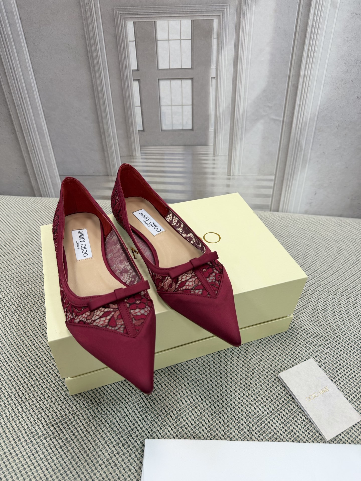 NO:784657,JIMMY CHOO (Jimmy CHOO) is a very comprehensive and noble fashion lifestyle brand. It has a series of women's short boots with the same watch strap from major fashion bloggers and celebrities in Hong Kong, the United States and other places. The Australian pointed toe and round toe series are simply beautiful. I fall in love with elegance and playful sense of the future. I want to own it right away just by looking at it, but you can really think about a pair of exquisite high heels~~~~~~~~~~~~~~~~  This series is specially designed for extraordinary and indifferent women, thus creating a unique overall effect. Jimmy Choo designs products that inspire women to move forward and highlight their charm. 1 Fabric: Imported custom patent leather with diamond glue 2 Lining Imported Italian sheepskin pads Super soft and delicate 3 Outsole Original Italian original color genuine leather outsole Heel height 1 cm 4 code number 35 to 39 (customized for 34, 40, 41), single shoes, jimmy  choo,jimmy choo,boots,high heels,sheepskin,Leather soles19860909JIMMY CHOO(吉米周) 是一个非常全面之尊贵时尚生活品牌, 香港,美国等大时尚博主及明星的同款表带女士短靴系列. 澳大利亚尖头 圆头系列、简直是美上天了,爱上优雅、爱上俏皮的未来感,光看一眼便想马上拥有,但一双精致的高跟鞋确是可以想想滴～～～～～～～～～～～～～～～～～ 该系列专为超凡绝伦、无所谓的女士而设计,从而打造出别致的整体效果,Jimmy Choo 设计出激发女性一往无前的产品彰显魅力 1面料: 进口定制漆皮粘钻 2内里 进口意制羊皮羊皮垫 超级柔软细腻 3大底 意大利原版原色真皮大底 跟高1厘米 4码数 35一39(34,40,41定制),单鞋,jimmy choo,jimmy choo,boots,high heels,sheepskin,Leather soles,Women's Shoes