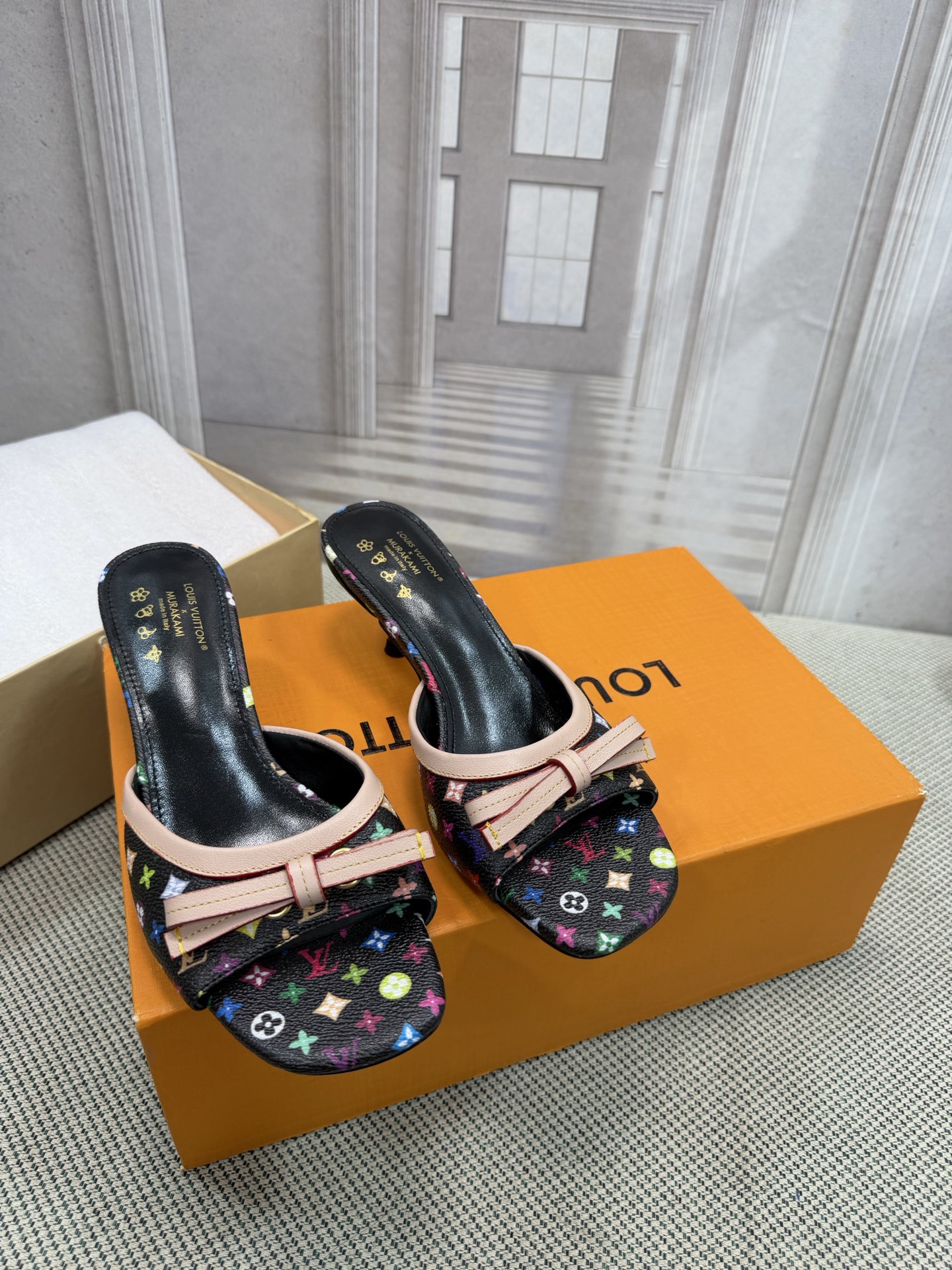 NO:784674,Top version of LV's new denim kitten heel slide sandals. Made of bleached Monogram denim canvas with natural leather trim, this Helios sandal is eye-catching. The model features exquisite gold details, such as elegant rivets inspired by historic Louis Vuitton trunks and buckles that decorate the ankle strap. Material: Denim cowhide Lining: Full sheepskin with footbed Outsole: Genuine leather Heel height 4.5cm Shoe size:  35-40 (34.41.42 custom-made, non-returnable), high heels and slippers, louis vuitton, louis vuitton, sandals, high heels, slippers, cowhide, sheepskin19860909顶级版本 LV 新款牛仔布猫跟拖鞋凉鞋 这款 Helios 凉鞋采用漂白Monogram 牛仔帆布制成,搭配天然皮革饰边,引人注目.该表款以精致的金色细节为特色,例如灵感来自历史悠久的路易威登行李箱的优雅铆钉和装饰踝带的搭扣. 材料:牛仔布牛皮 内里:垫脚全羊皮 大底:真皮的底 跟高4.5cm 鞋码: 35-40(34.41.42定做不退换),高跟鞋拖鞋,louis vuitton,louis vuitton,sandals,high heels,slippers,cowhide,sheepskin,Women's Shoes