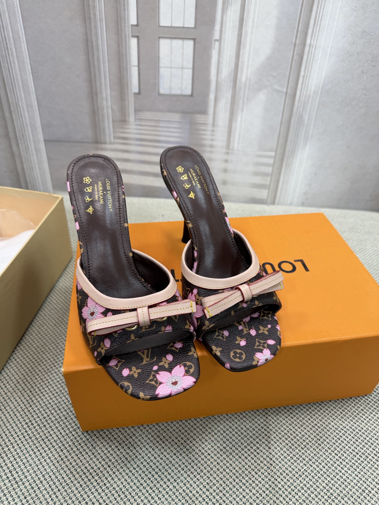 NO:784679,Top version of LV's new denim kitten heel slipper sandal. Made of bleached Monogram denim canvas with natural leather trim, this Helios sandal is eye-catching. The model features exquisite gold details, such as elegant rivets inspired by historic Louis Vuitton trunks and buckles that decorate the ankle strap. Material: Denim cowhide Lining: Full sheepskin for foot Outsole: Genuine leather Heel 9cm Shoe size:  35-40 (34.41.42 custom-made, non-returnable), high heels and slippers, louis vuitton, louis vuitton, sandals, high heels, slippers, cowhide, sheepskin19860909顶级版本 LV 新款牛仔布猫跟拖鞋凉鞋 这款 Helios 凉鞋采用漂白Monogram 牛仔帆布制成,搭配天然皮革饰边,引人注目.该表款以精致的金色细节为特色,例如灵感来自历史悠久的路易威登行李箱的优雅铆钉和装饰踝带的搭扣. 材料:牛仔布牛皮 内里:垫脚全羊皮 大底:真皮的底 跟9cm 鞋码: 35-40(34.41.42定做不退换),高跟鞋拖鞋,louis vuitton,louis vuitton,sandals,high heels,slippers,cowhide,sheepskin,Women's Shoes