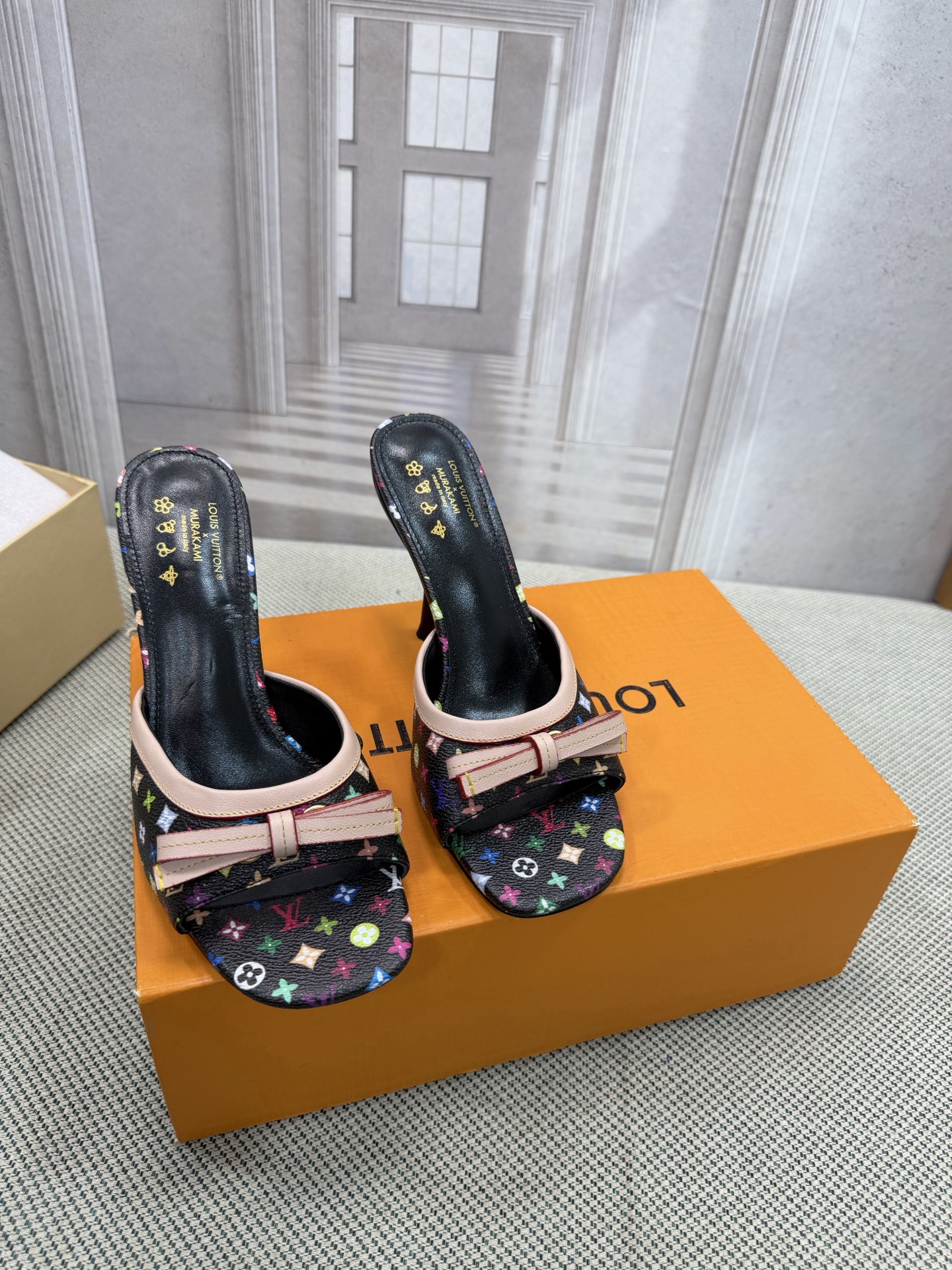 NO:784683,Top version of LV's new denim kitten heel slipper sandals. This Helios sandal is made of bleached Monogram denim canvas with natural leather trim and is eye-catching. The model features exquisite gold details, such as elegant rivets inspired by historic Louis Vuitton trunks and buckles that decorate the ankle strap. Material: Denim cowhide Lining: Foot-padded full sheepskin Outsole: Genuine leather Heel height 9cm Shoe size:  35-40 (34.41.42 custom-made, non-returnable), high heels and slippers, louis vuitton, louis vuitton, sandals, high heels, slippers, cowhide, sheepskin19860909顶级版本 LV 新款牛仔布猫跟拖鞋凉鞋 这款 Helios 凉鞋采用漂白Monogram 牛仔帆布制成,搭配天然皮革饰边,引人注目.该表款以精致的金色细节为特色,例如灵感来自历史悠久的路易威登行李箱的优雅铆钉和装饰踝带的搭扣. 材料:牛仔布牛皮 内里:垫脚全羊皮 大底:真皮的底 跟高9cm 鞋码: 35-40(34.41.42定做不退换),高跟鞋拖鞋,louis vuitton,louis vuitton,sandals,high heels,slippers,cowhide,sheepskin,Women's Shoes