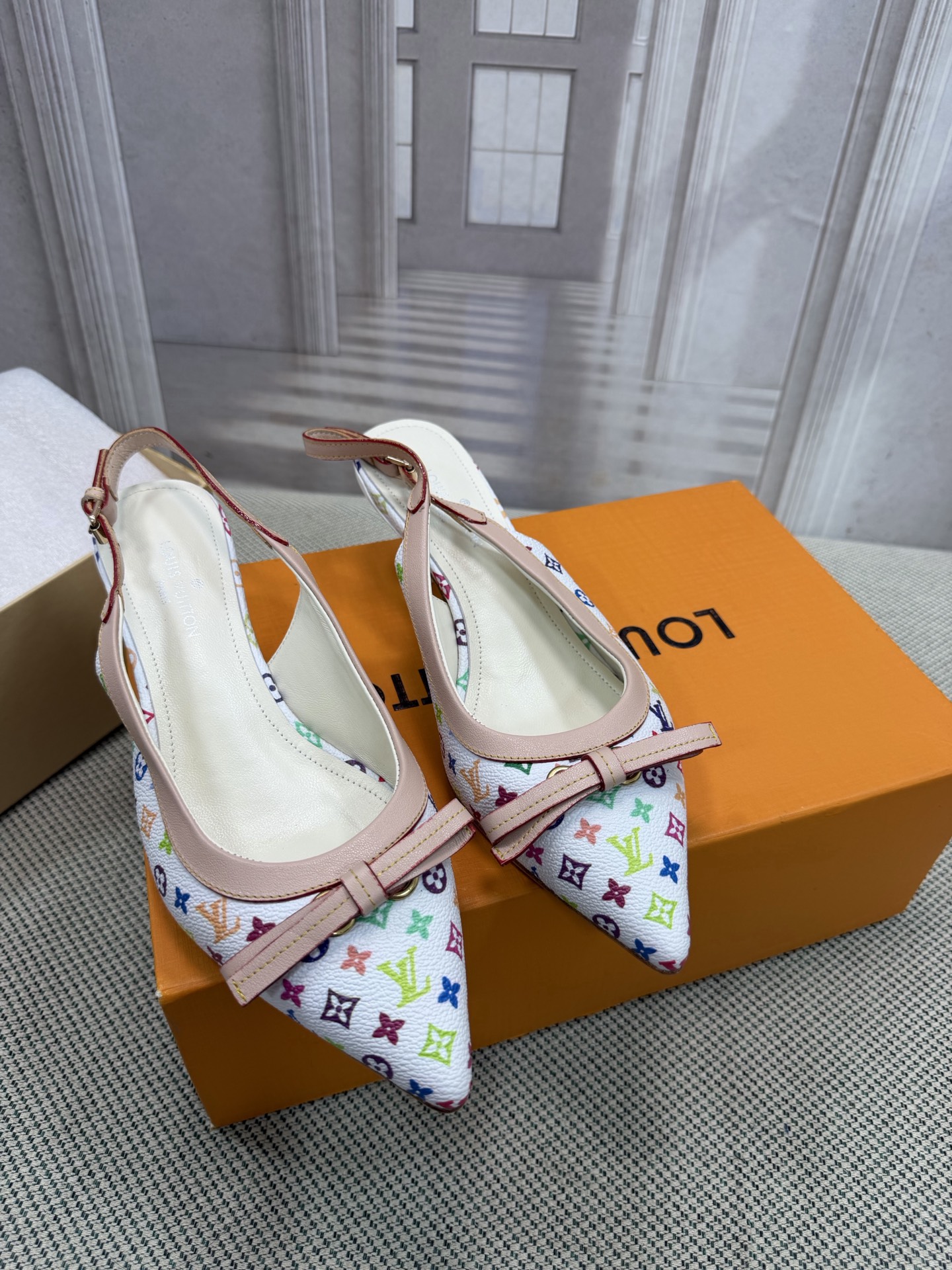 NO:784664,Top version of LV's new denim kitten heel slipper sandals. This Helios sandal is made of bleached Monogram denim canvas with natural leather trim and is eye-catching. The model features exquisite gold details, such as elegant rivets inspired by historic Louis Vuitton trunks and buckles that decorate the ankle strap. Material: Denim cowhide Lining: Full sheepskin with footbed Outsole: Genuine leather Heel height 5cm Shoe size:  35-40 (34.41.42 custom-made, non-returnable), high heels and sandals, louis vuitton, louis vuitton, sandals, high heels, slippers, cowhide, sheepskin19860909顶级版本 LV 新款牛仔布猫跟拖鞋凉鞋 这款 Helios 凉鞋采用漂白Monogram 牛仔帆布制成,搭配天然皮革饰边,引人注目.该表款以精致的金色细节为特色,例如灵感来自历史悠久的路易威登行李箱的优雅铆钉和装饰踝带的搭扣. 材料:牛仔布牛皮 内里:垫脚全羊皮 大底:真皮的底 跟高5cm 鞋码: 35-40(34.41.42定做不退换),高跟鞋凉鞋,louis vuitton,louis vuitton,sandals,high heels,slippers,cowhide,sheepskin,Women's Shoes