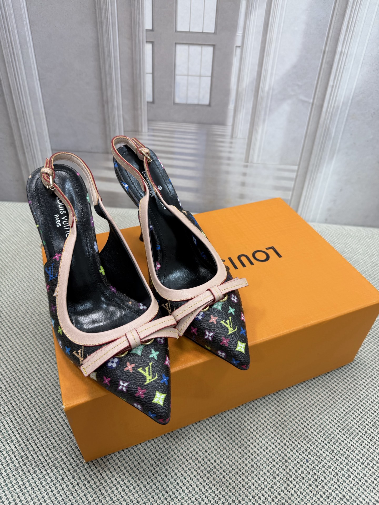 NO:784669,Top version of LV's new denim kitten heel slipper sandals. This Helios sandal is made of bleached Monogram denim canvas with natural leather trim and is eye-catching. The model features exquisite gold details, such as elegant rivets inspired by historic Louis Vuitton trunks and buckles that decorate the ankle strap. Material: Denim cowhide Lining: Foot-padded full sheepskin Outsole: Genuine leather Heel height 9cm Shoe size:  35-40 (34.41.42 custom-made, non-returnable), high heels and sandals, louis vuitton, louis vuitton, sandals, high heels, slippers, cowhide, sheepskin19860909顶级版本 LV 新款牛仔布猫跟拖鞋凉鞋 这款 Helios 凉鞋采用漂白Monogram 牛仔帆布制成,搭配天然皮革饰边,引人注目.该表款以精致的金色细节为特色,例如灵感来自历史悠久的路易威登行李箱的优雅铆钉和装饰踝带的搭扣. 材料:牛仔布牛皮 内里:垫脚全羊皮 大底:真皮的底 跟高9cm 鞋码: 35-40(34.41.42定做不退换),高跟鞋凉鞋,louis vuitton,louis vuitton,sandals,high heels,slippers,cowhide,sheepskin,Women's Shoes