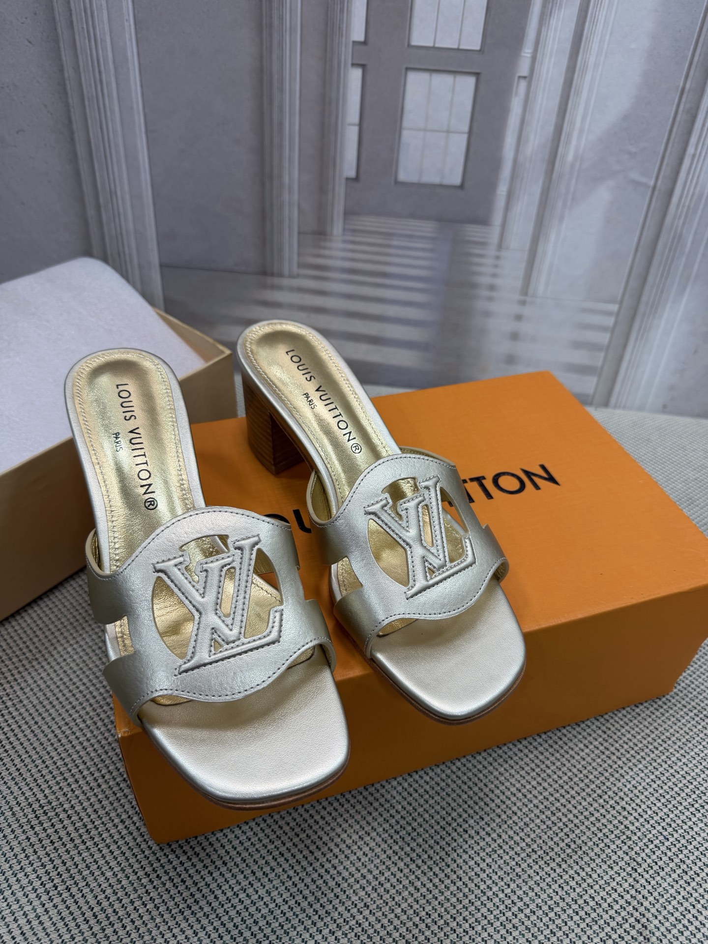 NO:784654,Top version of LV's new denim kitten heel slipper sandals. This Helios sandal is made of bleached Monogram denim canvas with natural leather trim and is eye-catching. The model features exquisite gold details, such as elegant rivets inspired by historic Louis Vuitton trunks and buckles that decorate the ankle strap. Material: Denim cowhide Lining: Full sheepskin with footbed Outsole: Genuine leather Heel height 5cm Shoe size:  35-40 (34.41.42 custom-made, non-refundable), slippers, louis vuitton, louis vuitton, sandals, slippers, cowhide, sheepskin19860909顶级版本 LV 新款牛仔布猫跟拖鞋凉鞋 这款 Helios 凉鞋采用漂白Monogram 牛仔帆布制成,搭配天然皮革饰边,引人注目.该表款以精致的金色细节为特色,例如灵感来自历史悠久的路易威登行李箱的优雅铆钉和装饰踝带的搭扣. 材料:牛仔布牛皮 内里:垫脚全羊皮 大底:真皮的底 跟高5cm 鞋码: 35-40(34.41.42定做不退换),拖鞋,louis vuitton,louis vuitton,sandals,slippers,cowhide,sheepskin,Women's Shoes