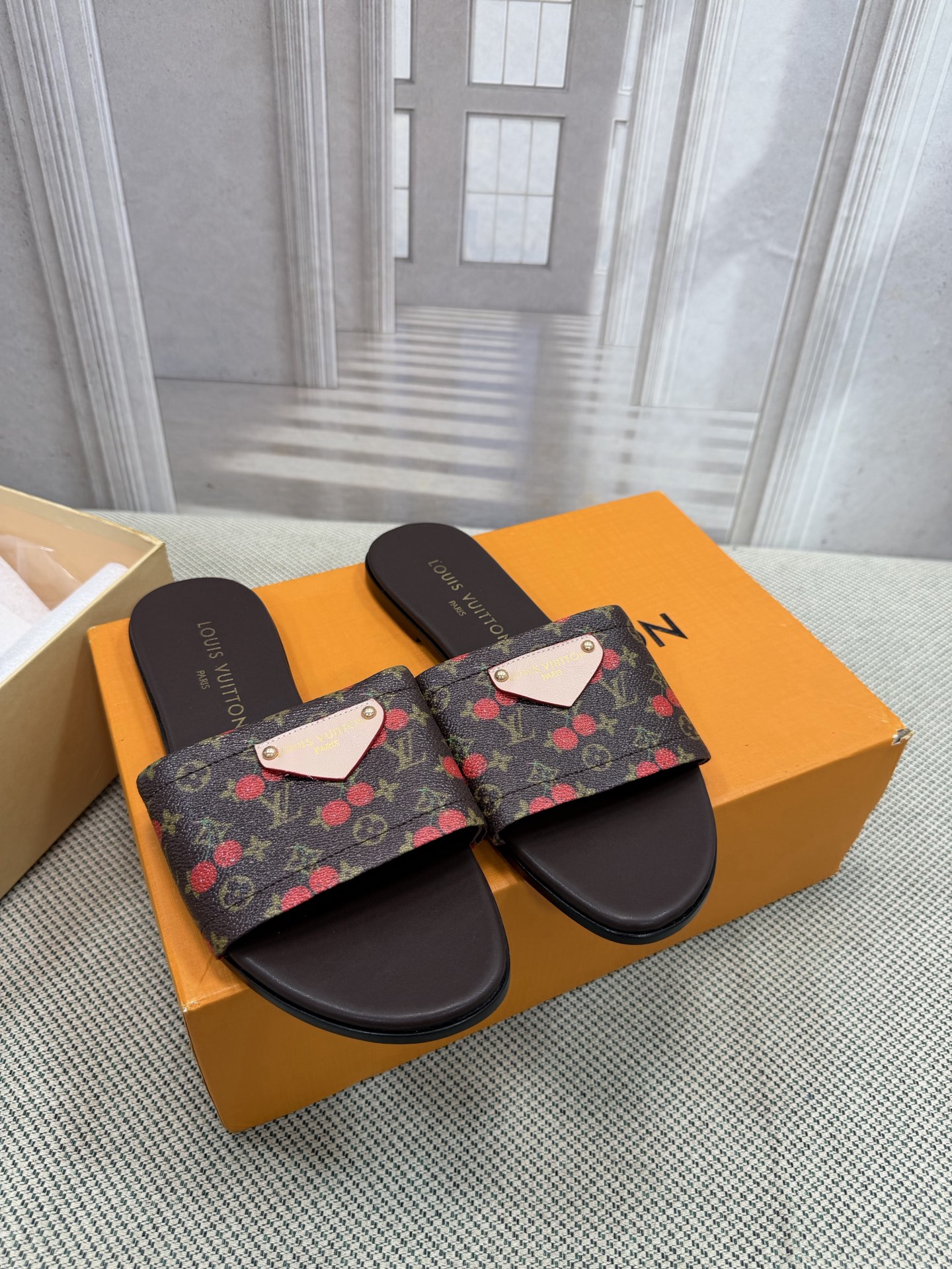 NO:784659,Top version of LV's new denim slip-on sandals. Made of bleached Monogram denim canvas with natural leather trim, this Helios sandal is eye-catching. The model features exquisite gold details, such as elegant rivets inspired by historic Louis Vuitton trunks and buckles that decorate the ankle strap. Material: Cow leather Lining: Full sheepskin for feet Outsole: Genuine leather shoe size:  35-40 (34.40.41.42. Customized items are non-refundable), slippers, louis vuitton, louis vuitton, sandals, slippers, cowhide, sheepskin19860909顶级版本 LV 新款牛仔布拖鞋凉鞋 这款 Helios 凉鞋采用漂白Monogram 牛仔帆布制成,搭配天然皮革饰边,引人注目.该表款以精致的金色细节为特色,例如灵感来自历史悠久的路易威登行李箱的优雅铆钉和装饰踝带的搭扣. 材料:牛皮 内里:垫脚全羊皮 大底:真皮的大底  鞋码: 35-40(34.40.41.42.定做不退换),拖鞋,louis vuitton,louis vuitton,sandals,slippers,cowhide,sheepskin,Women's Shoes