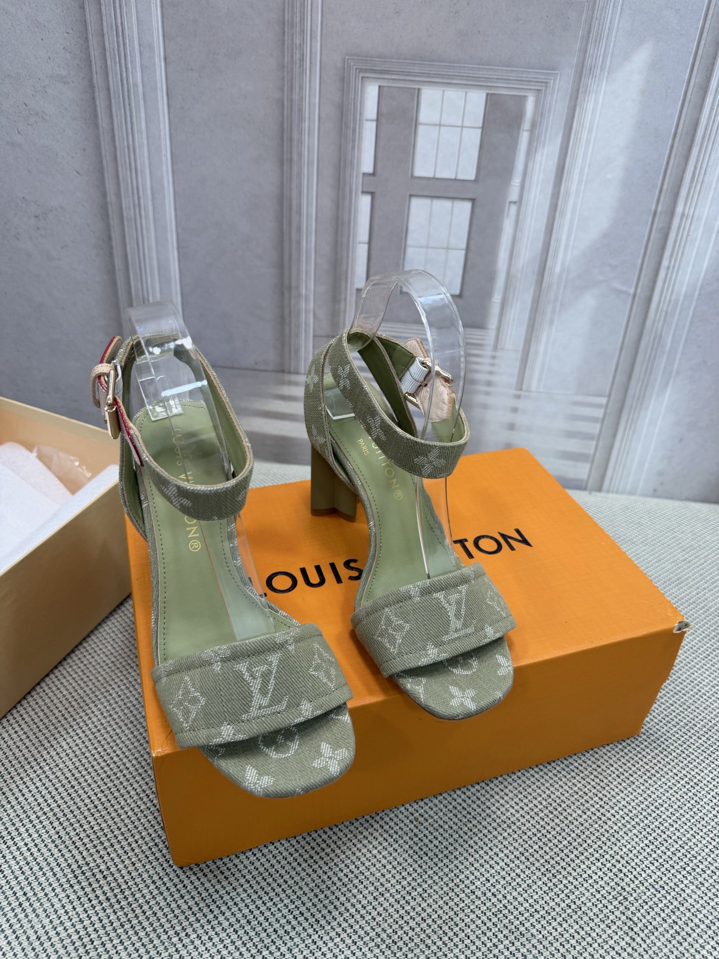 NO:784646,Top version of LV's new denim kitten heel slipper sandals. This Helios sandal is made of bleached Monogram denim canvas with natural leather trim and is eye-catching. The model features exquisite gold details, such as elegant rivets inspired by historic Louis Vuitton trunks and buckles that decorate the ankle strap. Material: Denim cowhide Lining: Foot-padded full sheepskin Outsole: Genuine leather Heel height 9cm Shoe size:  35-40 (34.41.42 custom-made, non-returnable), high heels and sandals, louis vuitton, louis vuitton, sandals, high heels, slippers, cowhide, sheepskin19860909顶级版本 LV 新款牛仔布猫跟拖鞋凉鞋 这款 Helios 凉鞋采用漂白Monogram 牛仔帆布制成,搭配天然皮革饰边,引人注目.该表款以精致的金色细节为特色,例如灵感来自历史悠久的路易威登行李箱的优雅铆钉和装饰踝带的搭扣. 材料:牛仔布牛皮 内里:垫脚全羊皮 大底:真皮的底 跟高9cm 鞋码: 35-40(34.41.42定做不退换),高跟鞋凉鞋,louis vuitton,louis vuitton,sandals,high heels,slippers,cowhide,sheepskin,Women's Shoes