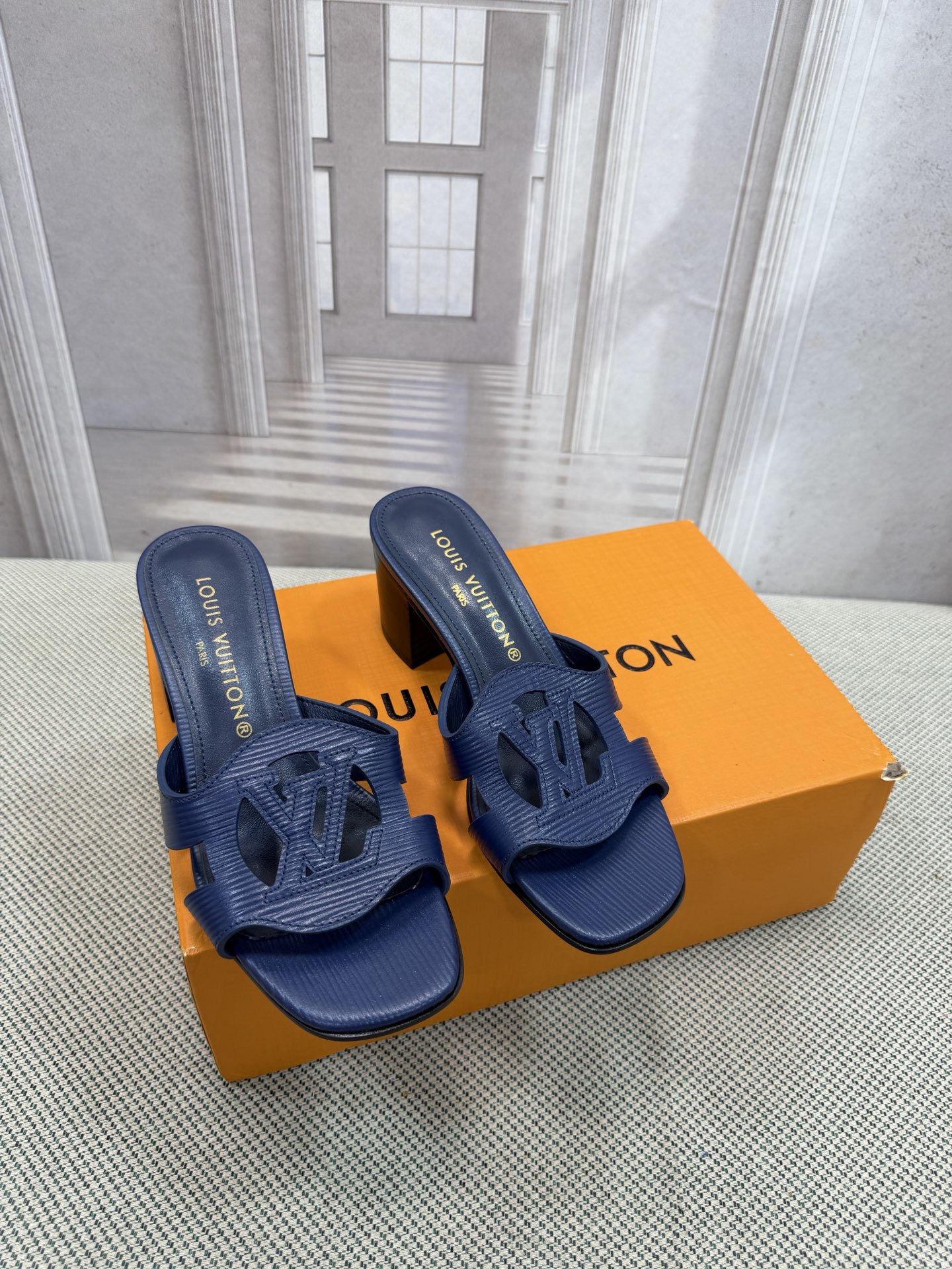 NO:784640,Top version of LV's new denim kitten heel slipper sandals. This Helios sandal is made of bleached Monogram denim canvas with natural leather trim and is eye-catching. The model features exquisite gold details, such as elegant rivets inspired by historic Louis Vuitton trunks and buckles that decorate the ankle strap. Material: Denim cowhide Lining: Full sheepskin with footbed Outsole: Genuine leather Heel height 5cm Shoe size:  35-40 (34.41.42 custom-made, non-refundable), slippers, louis vuitton, louis vuitton, sandals, slippers, cowhide, sheepskin19860909顶级版本 LV 新款牛仔布猫跟拖鞋凉鞋 这款 Helios 凉鞋采用漂白Monogram 牛仔帆布制成,搭配天然皮革饰边,引人注目.该表款以精致的金色细节为特色,例如灵感来自历史悠久的路易威登行李箱的优雅铆钉和装饰踝带的搭扣. 材料:牛仔布牛皮 内里:垫脚全羊皮 大底:真皮的底 跟高5cm 鞋码: 35-40(34.41.42定做不退换),拖鞋,louis vuitton,louis vuitton,sandals,slippers,cowhide,sheepskin,Women's Shoes