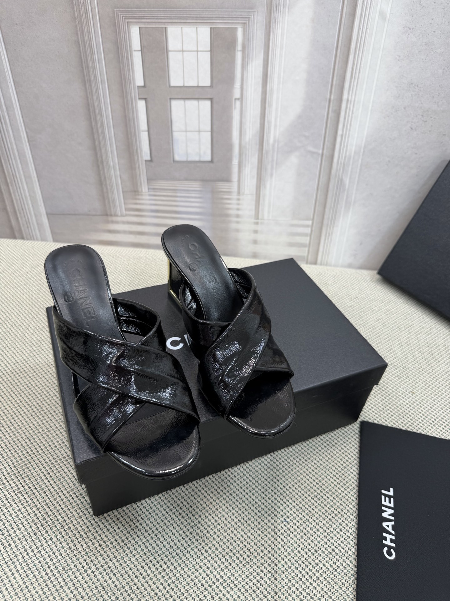 NO:784638,Top version CHANEL/Chanel Xiaoxiang's classic spring and summer thick-soled women's slippers, flat-heeled round-toe retro slippers, original development of top-end high-end version Material: cowhide Lining: water-dyed sheepskin lining + outsole: IP foam original molded outsole Size: 35-40 (40.41.42. Customized non-returnable), high-heeled shoes, chanel, chanel, high heels, slippers, cowhide, sheepskin19860909顶级版本CHANEL/香奈儿 小香经典春夏款厚底女拖鞋 平跟圆头复古拖鞋 原版开发顶级高端版本 材质:牛皮 内里:水染羊皮内里+ 大底:IP发泡原版开模大底 Size:35-40 (40.41.42.定制不退换),高跟鞋拖鞋,chanel,chanel,high heels,slippers,cowhide,sheepskin,Women's Shoes