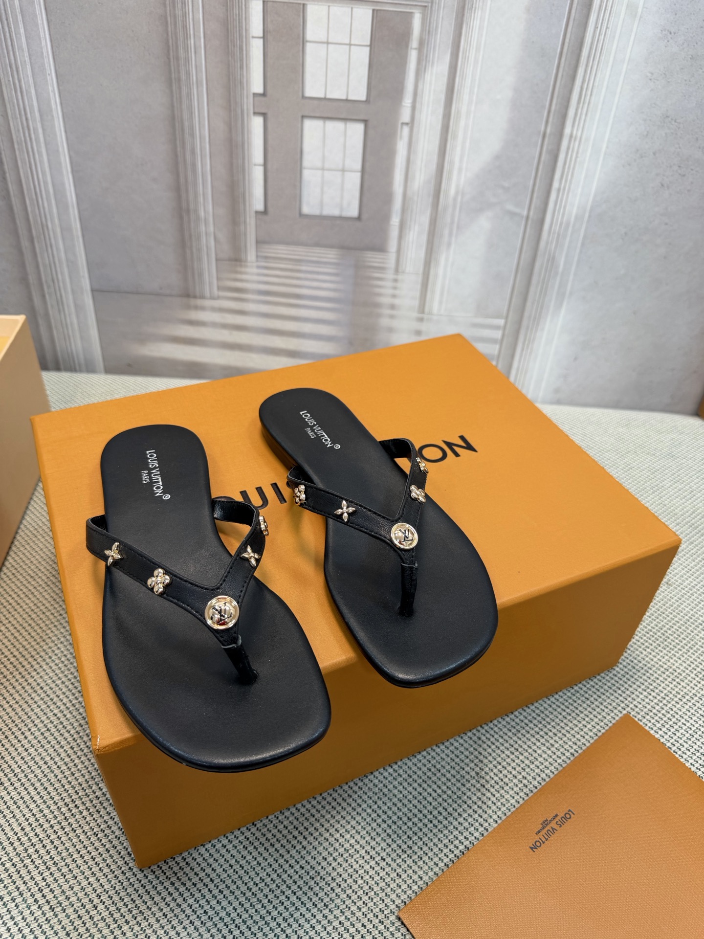 NO:784634,LV/Louis Vuitton top purchasing agent sandals counter early autumn new style embossed LOGO women's slippers candy color series, popular slippers, beautiful on the feet. Purchase the authentic original build. Authentic top quality version!  The upper is made of soft imported calfskin, the lining is water-dyed sheepskin, the outsole is original genuine leather, size 35-40 (41 42 customized, non-returnable), split-toe shoes, louis vuitton, louis vuitton, sandals, slippers, cowhide, sheepskin, Leather soles19860909LV/路易威登 顶级代购货 凉鞋 专柜早秋新款 压花LOGO女士拖鞋糖果色系列, 爆款拖鞋,上脚很美. 购入正品原版build. 正品级顶级货版本！ 鞋面采用柔软进口小牛皮 内里垫脚水染羊皮 大底原版真皮大底 码数35-40（41 42定做不退换）,分趾鞋,louis vuitton,louis vuitton,sandals,slippers,cowhide,sheepskin,Leather soles,Women's Shoes