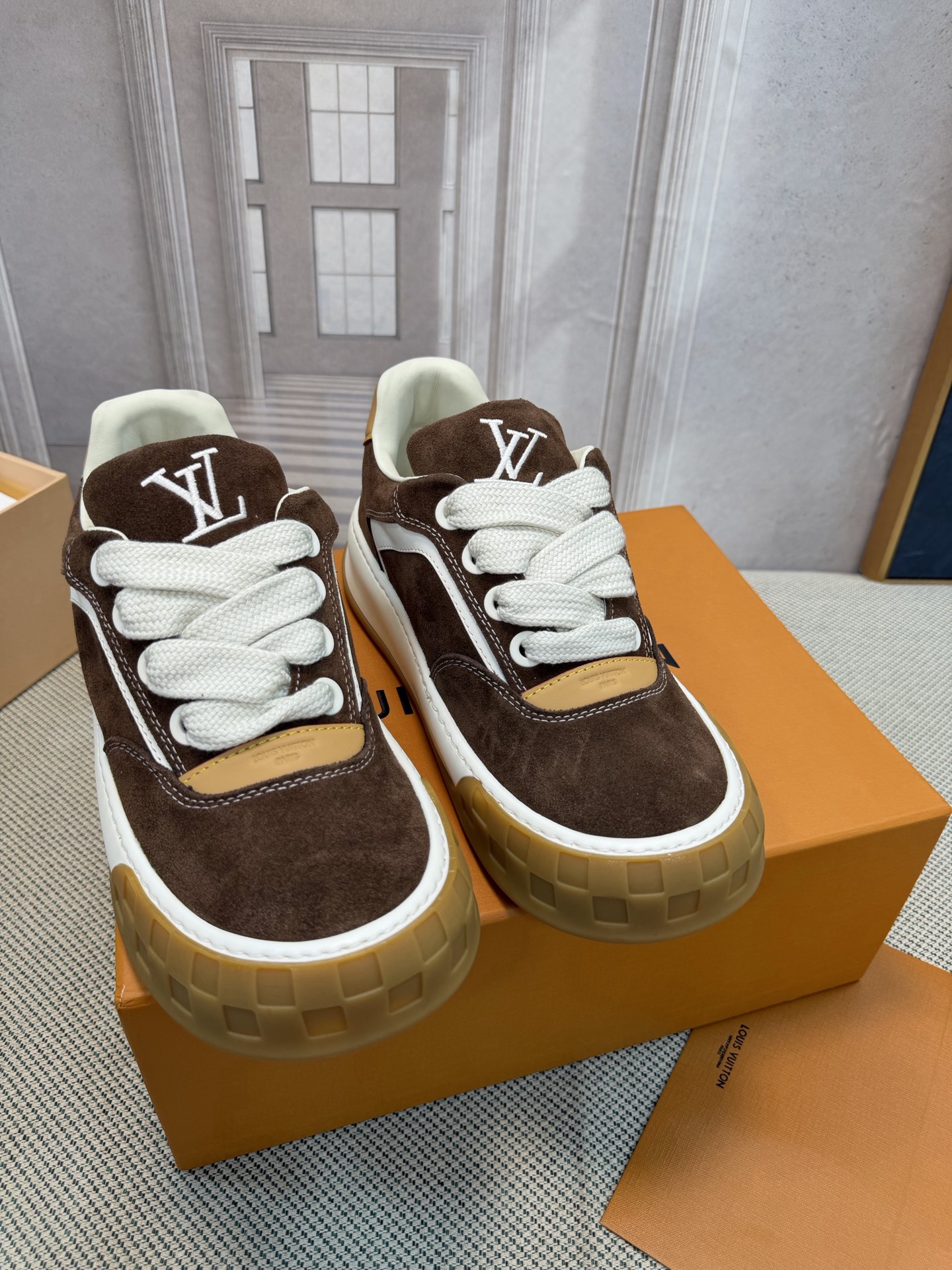 NO:784629,LV-Trainer Louis Vuitton PK market all versions Couple models Catwalk new basketball sneakers Purchasing quality Original 11 developed and re-engraved!  !  The upper is very comfortable and fine workmanship. The upper is made of calfskin imported from Italy. It is decorated with the brand LOGO and signature on the side. It has an imported breathable mesh lining and the foot feels super comfortable. The original two-color TPU suction mold outsole is specially provided by the factory. The package process is Goodyear stitched and overlocked. Size 35-40 for women. Standard size 39-45 for men (custom-made for men 38 and 46, non-refundable and non-exchangeable). Casual shoes/sports shoes, louis  vuitton,louis vuitton,sneakers,cowhide19860909LV-Trainer路易-威登 PK市场一切版本 情侣款 走秀新款 篮球板鞋 代购品质 原版11开发复刻！！上脚非常舒适 做工精细 鞋面由意大利进口小牛皮拼接,侧边饰有品牌LOGO标志及签名,进口了透气网布内里,脚感超舒适.原厂特供原版双色TPU吸模大底.套包工艺 固特异缝合锁边 size女款35-40  男款39-45标准码（男38 46 定做不退不换）,休闲鞋/运动鞋,louis vuitton,louis vuitton,sneakers,cowhide,Women's Shoes