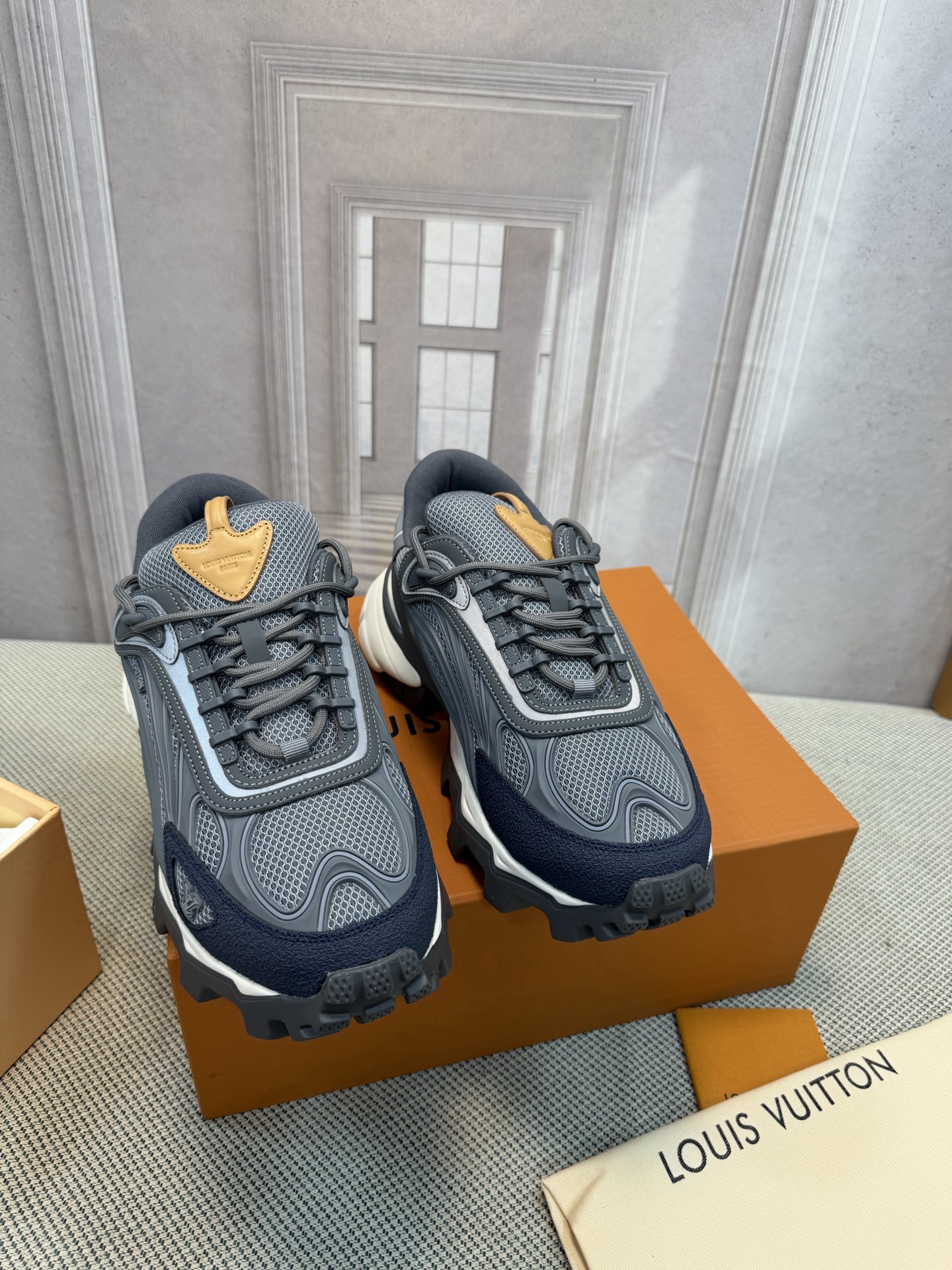 NO:784624,The top version of LV Sprint sneakers appeared in the new high-end and atmospheric show. They use light technical fabrics to highlight the abstract interpretation of Monogram flowers, supplemented by a popular streamlined design. LV letters and Monogram flowers are respectively embellished with TPU outsoles and treads. Size 38-45 (custom-made size 46), casual shoes/sports shoes, louis vuitton, sneakers19860909顶级版本LV Sprint 运动鞋亮相于 新款高端大气秀场,以轻盈科技面料烘托 Monogram 花卉的抽象演绎,辅以足爆款的流线型设计.LV 字母和 Monogram 花卉分别点缀tpu外底和胎面 码数38-45（46码定做）,休闲鞋/运动鞋,louis vuitton,sneakers,Women's Shoes