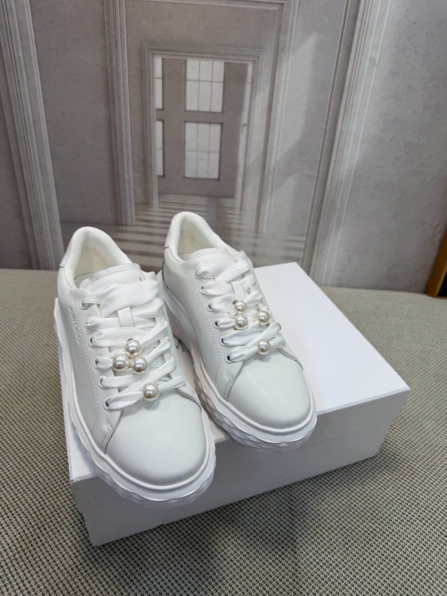 NO:784614,JimmyChoo new spring and summer products, the latest DIAMOND crystal bow sneakers at the counter, BS celebrity style style, a shoe that is super comfortable for the upper foot, timeless, fashionable charm starts from the first step, enjoy the envious eyes, this year the pointed toe high heels are more popular, and have begun to lead the fashion trend again, versatile and durable!  Original high-custom calfskin upper, imported sheepskin lining, original molded custom outsole, heel height 4.5cm, size 35~39 (40.41 custom-made, non-returnable), casual shoes/sports shoes, jimmy choo, jimmy choo, high heels, sneakers, cowhide, sheepskin19860909JimmyChoo 吉米周  春夏新品 专柜最新DIAMOND 水晶蝴蝶结运动鞋 BS名媛气质款 上脚超级舒适的一款鞋,历久弥新,时髦魅力始于足下,悦享羡慕眼光,今年尖头高跟鞋比较香,又开始引领时尚趋势了,百搭耐看 ！ 鞋面原版高定制小牛皮 内里进口羊皮里 大底原版开模定制大底 跟高4.5cm 尺码35~39（40.41定做不退换）,休闲鞋/运动鞋,jimmy choo,jimmy choo,high heels,sneakers,cowhide,sheepskin,Women's Shoes