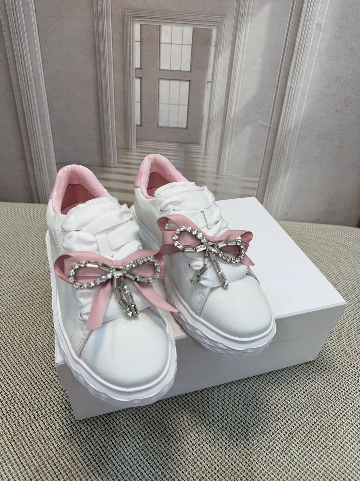 NO:784619,JimmyChoo new spring and summer products, the latest DIAMOND crystal bow sneakers at the counter, BS celebrity style style, a shoe that is super comfortable for the upper foot, timeless, fashionable charm starts from the first step, enjoy the envious eyes, this year the pointed toe high heels are more popular, and have begun to lead the fashion trend again, versatile and durable!  Original high-custom calfskin upper, imported sheepskin lining, original molded custom outsole, heel height 4.5cm, size 35~39 (40.41 custom-made, non-returnable), casual shoes/sports shoes, jimmy choo, jimmy choo, high heels, sneakers, cowhide, sheepskin19860909JimmyChoo 吉米周  春夏新品 专柜最新DIAMOND 水晶蝴蝶结运动鞋 BS名媛气质款 上脚超级舒适的一款鞋,历久弥新,时髦魅力始于足下,悦享羡慕眼光,今年尖头高跟鞋比较香,又开始引领时尚趋势了,百搭耐看 ！ 鞋面原版高定制小牛皮 内里进口羊皮里 大底原版开模定制大底 跟高4.5cm 尺码35~39（40.41定做不退换）,休闲鞋/运动鞋,jimmy choo,jimmy choo,high heels,sneakers,cowhide,sheepskin,Women's Shoes