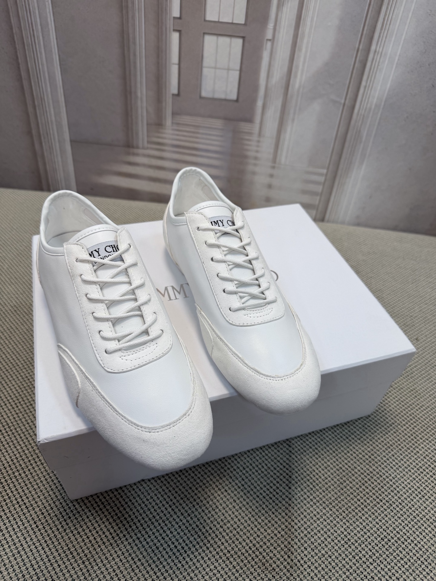 NO:784609,Jimmy Choo Sunny lace moral training casual shoes. Many celebrities have planted grass. The upper is made of floral lace + suede/leather splicing. It is breathable and light while retaining the exquisite texture. The brand logo is printed on the tongue. The low-cut flat-soled moral training shoes with exquisite details modify the foot shape and make walking less tiring. Rubber sole + composite insole. It has both support and cushioning. It can be salty or sweet. It can be paired with a skirt to create a gentle fairy style or with jeans for a casual commuting route.  Size35-40,casual shoes/sports shoes,jimmy choo,jimmy choo,sneakers,skirts,jeans,chamois leather19860909Jimmy Choo吉米周 Sunny蕾丝德训休闲鞋 超多明星网红种草 鞋面采用花卉蕾丝+麂皮/皮革拼接 透气轻盈 同时保留精致质感 鞋舌处印有品牌标识 细节考究低帮平底德训鞋型 修饰脚型 走路不累脚 橡胶鞋底+复合鞋垫 兼顾支撑与缓冲 可盐可甜 既能搭配裙装打造温柔仙女风 也能搭配牛仔裤走休闲通勤路线 Size35-40,休闲鞋/运动鞋,jimmy choo,jimmy choo,sneakers,skirts,jeans,chamois leather,Women's Shoes