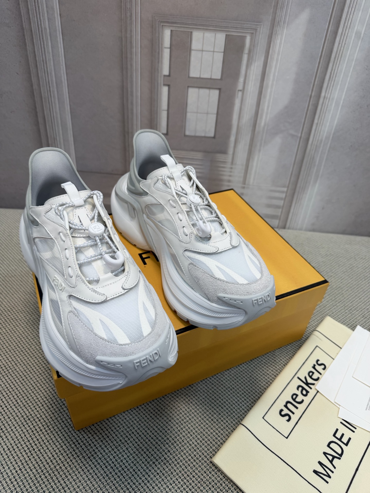 NO:784687,Top version, new model for early spring, FENDI, the latest popular model, original purchase, one-to-one development and production, the first basketball sneaker created by the designer. The shoe shape is almost the same, with a retro design added. The upper is made of imported calfskin stitching. The double logo on the side is embossed with terry velvet lining. The upper foot is super soft, light and comfortable to wear with a sweatshirt.  Men's size 39-45 (45 customized, non-refundable), casual shoes/sports shoes, fendi, fendi, sneakers, hoodie, sweatshirts, cowhide19860909顶级版本 早春新款 FENDI芬迪 最新爆款原版购入 一比一开发 做货 设计师打造的首款篮球运动鞋 鞋型差不多 添加了复古的设计 鞋面采用进口小牛皮拼接组合 侧面凸起的双 logo内里采用毛巾绒里 上脚超级柔软 轻便 舒适搭配卫衣 码数男款39-45（45定制不退换),休闲鞋/运动鞋,fendi,fendi,sneakers,hoodie,sweatshirts,cowhide,Women's Shoes