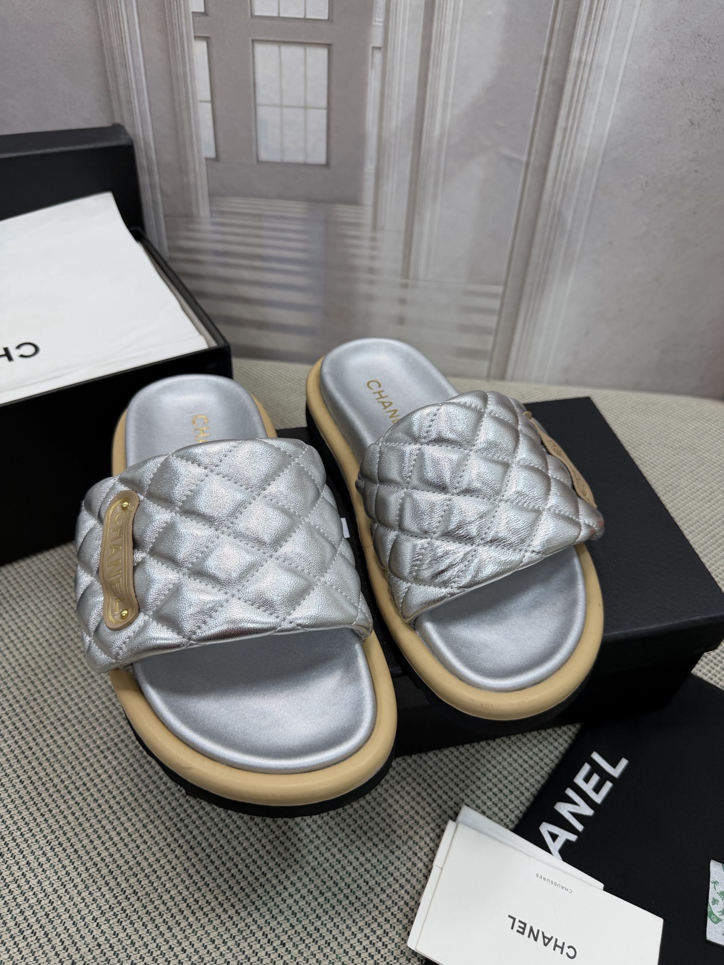 NO:784632,Top version of CHANEL/Chanel Xiaoxiang's classic spring and summer thick-soled women's slippers, flat-heeled round-toe retro slippers, original development of top-end high-end version Material: cowhide Lining: water-dyed sheepskin lining + outsole: IP foam original open mold outsole Size: 35-40 (40.41.42.43 customized non-refundable), slippers, chanel, chanel, slippers, cowhide, sheepskin19860909顶级版本CHANEL/香奈儿 小香经典春夏款厚底女拖鞋 平跟圆头复古拖鞋 原版开发顶级高端版本 材质:牛皮 内里:水染羊皮内里+ 大底:IP发泡原版开模大底 Size:35-40 (40.41.42.43定制不退换),拖鞋,chanel,chanel,slippers,cowhide,sheepskin,Women's Shoes