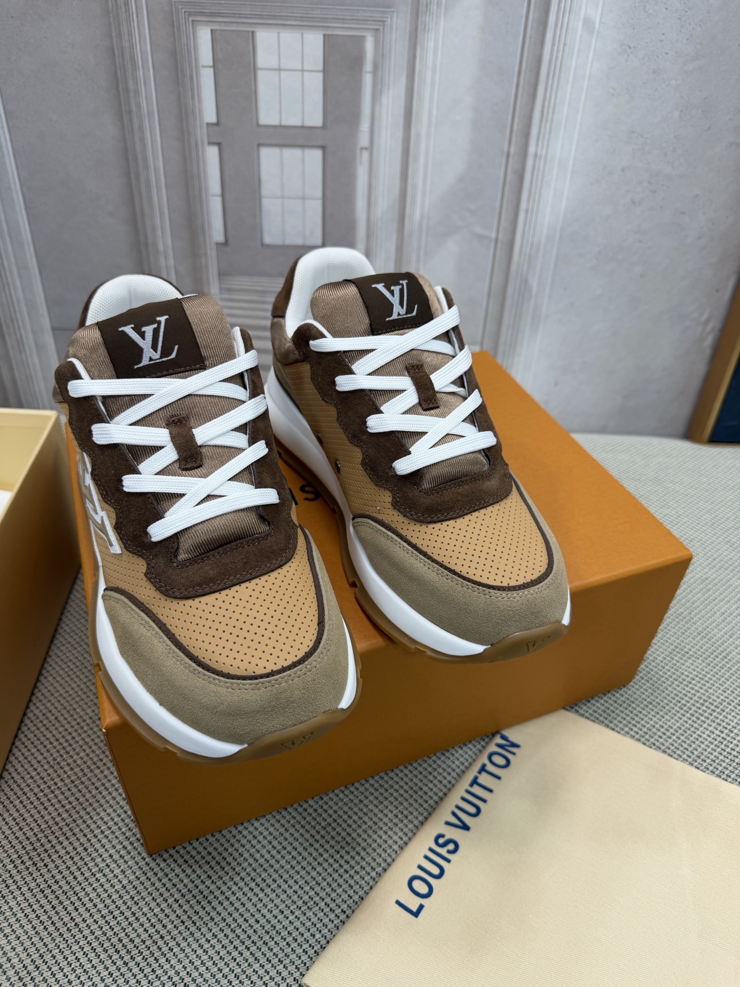 NO:784604,LV-Louis Vuitton PK market all versions, new models on the catwalk, purchasing quality sports models, original version 11 developed and re-engraved!  !  Very comfortable for the upper foot and fine workmanship. The upper is made of calfskin imported from Italy. The side is decorated with the brand LOGO and signature. It has an imported breathable mesh lining and the foot feels super comfortable. The original factory specializes in original two-color TPU suction mold outsole. Package technology Goodyear stitched edge IP foam sole. Men's size 39-45 standard code (46 is custom-made and cannot be returned or exchanged), casual shoes/sports shoes, louis vuitton, louis  vuitton,sneakers,cowhide19860909LV-路易-威登 PK市场一切版本 走秀新款 代购品质运动款 原版11开发复刻！！上脚非常舒适 做工精细 鞋面由意大利进口小牛皮拼接,侧边饰有品牌LOGO标志及签名,进口了透气网布内里,脚感超舒适.原厂特供原版双色TPU吸模大底.套包工艺 固特异缝合锁边 IP发泡底 size男款39-45标准码（46 定做不退不换）,休闲鞋/运动鞋,louis vuitton,louis vuitton,sneakers,cowhide,Women's Shoes