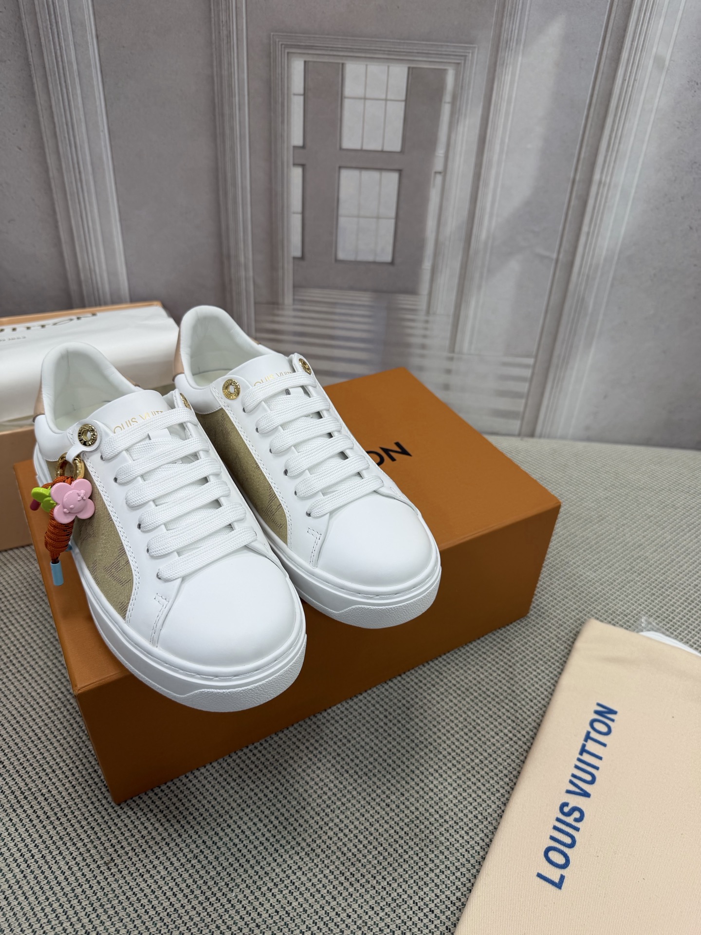 NO:784599,Loui* Vuitto*——purchasing quality, versatile and popular, new products, official website limited edition!  Purchase the original 1:1 accurate replica, the details are invincible, full of sincerity, imported customized original materials, the details are 100% restored, this effect cannot be achieved without the original!  LV’s best-looking women’s shoes in the past, don’t miss it!  The upper adopts 5D printing technology, packaging process, Goodyear seaming method, fine workmanship, original TPU outsole, imported silk cowhide material, cowhide lining/foot pads. Size for women is 35-39 (customized for 40, non-refundable and non-exchangeable), for men. 39-45. Packaging original drawer box packaging, casual shoes/sports shoes, louis vuitton, louis vuitton, sneakers, cowhide19860909Loui* Vuitto*——代购品质 百搭穿红着力推新品,官网限定款！购入原版1:1精准复刻、细节很无敌、诚意满满、进口定制原版材质、细节百分百还原、没有原版是开不出这效果的！lv 历年来最好看的女鞋 千万不要错过！鞋面采用5D打印技术 套包工艺 固特异锁边做法 做工精细 大底TPU原版底 面料进口丝绸牛皮 内里牛皮里/垫脚 Size女款35-39（40定制不退不换） 男款.39-45. 包装原版抽屉盒包装,休闲鞋/运动鞋,louis vuitton,louis vuitton,sneakers,cowhide,Women's Shoes