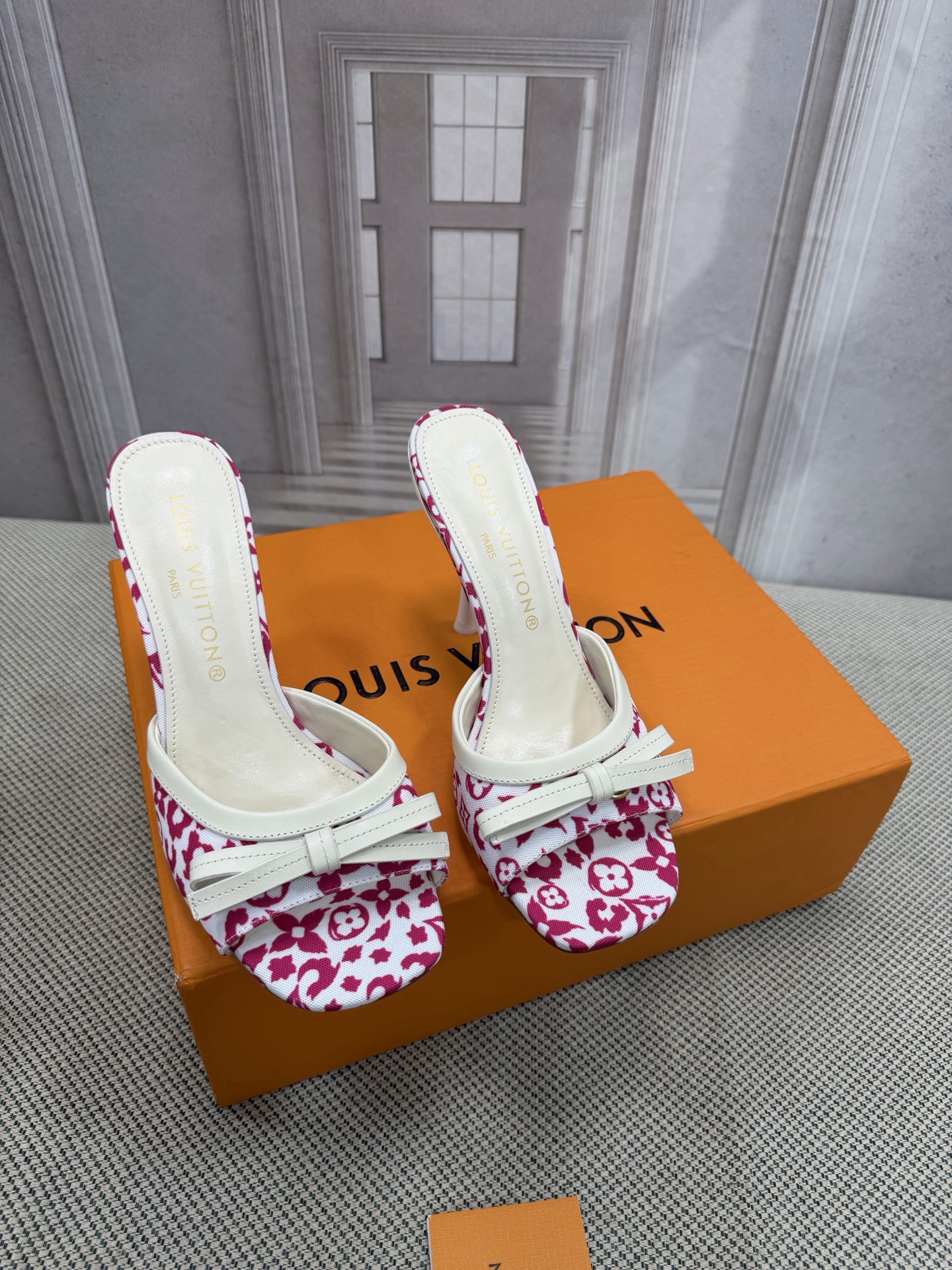 NO:784613,Top version of LV's new denim kitten heel slide sandals. Made of bleached Monogram denim canvas with natural leather trim, this Helios sandal is eye-catching. The model features exquisite gold details, such as elegant rivets inspired by historic Louis Vuitton trunks and buckles that decorate the ankle strap. Material: Denim cowhide Lining: Foot-padded full sheepskin Outsole: Genuine leather Heel height 9.5cm Shoe size:  35-40 (34.41.42 custom-made, non-returnable), high heels and slippers, louis vuitton, louis vuitton, sandals, high heels, slippers, cowhide, sheepskin19860909顶级版本 LV 新款牛仔布猫跟拖鞋凉鞋 这款 Helios 凉鞋采用漂白Monogram 牛仔帆布制成,搭配天然皮革饰边,引人注目.该表款以精致的金色细节为特色,例如灵感来自历史悠久的路易威登行李箱的优雅铆钉和装饰踝带的搭扣. 材料:牛仔布牛皮 内里:垫脚全羊皮 大底:真皮的底 跟高9.5cm 鞋码: 35-40(34.41.42定做不退换),高跟鞋拖鞋,louis vuitton,louis vuitton,sandals,high heels,slippers,cowhide,sheepskin,Women's Shoes