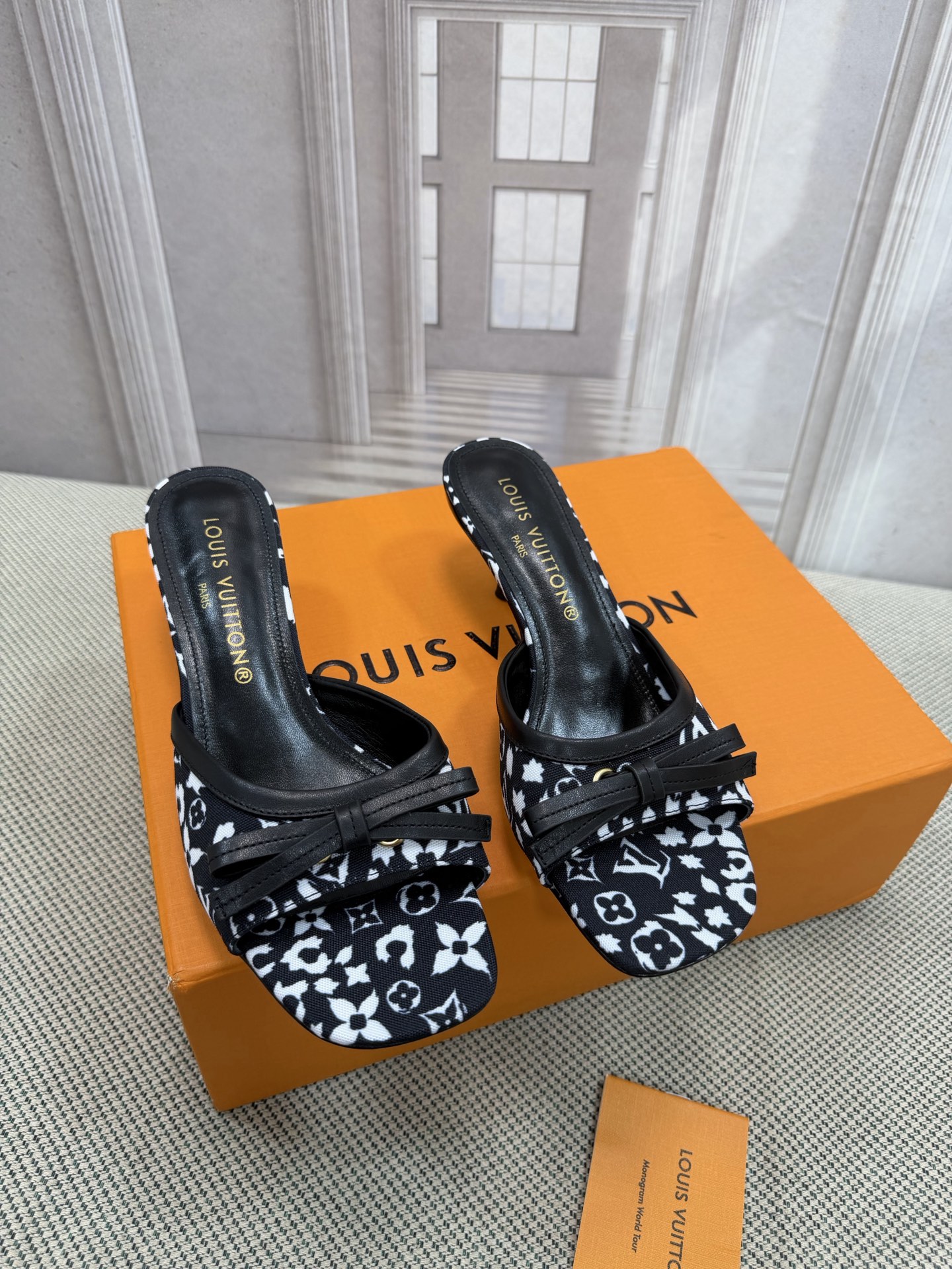 NO:784618,Top version of LV's new denim kitten heel slide sandals. Made of bleached Monogram denim canvas with natural leather trim, this Helios sandal is eye-catching. The model features exquisite gold details, such as elegant rivets inspired by historic Louis Vuitton trunks and buckles that decorate the ankle strap. Material: Denim cowhide Lining: Full sheepskin with footbed Outsole: Genuine leather Heel height 4.5cm Shoe size:  35-40 (34.41.42 custom-made, non-returnable), high heels and slippers, louis vuitton, louis vuitton, sandals, high heels, slippers, cowhide, sheepskin19860909顶级版本 LV 新款牛仔布猫跟拖鞋凉鞋 这款 Helios 凉鞋采用漂白Monogram 牛仔帆布制成,搭配天然皮革饰边,引人注目.该表款以精致的金色细节为特色,例如灵感来自历史悠久的路易威登行李箱的优雅铆钉和装饰踝带的搭扣. 材料:牛仔布牛皮 内里:垫脚全羊皮 大底:真皮的底 跟高4.5cm 鞋码: 35-40(34.41.42定做不退换),高跟鞋拖鞋,louis vuitton,louis vuitton,sandals,high heels,slippers,cowhide,sheepskin,Women's Shoes