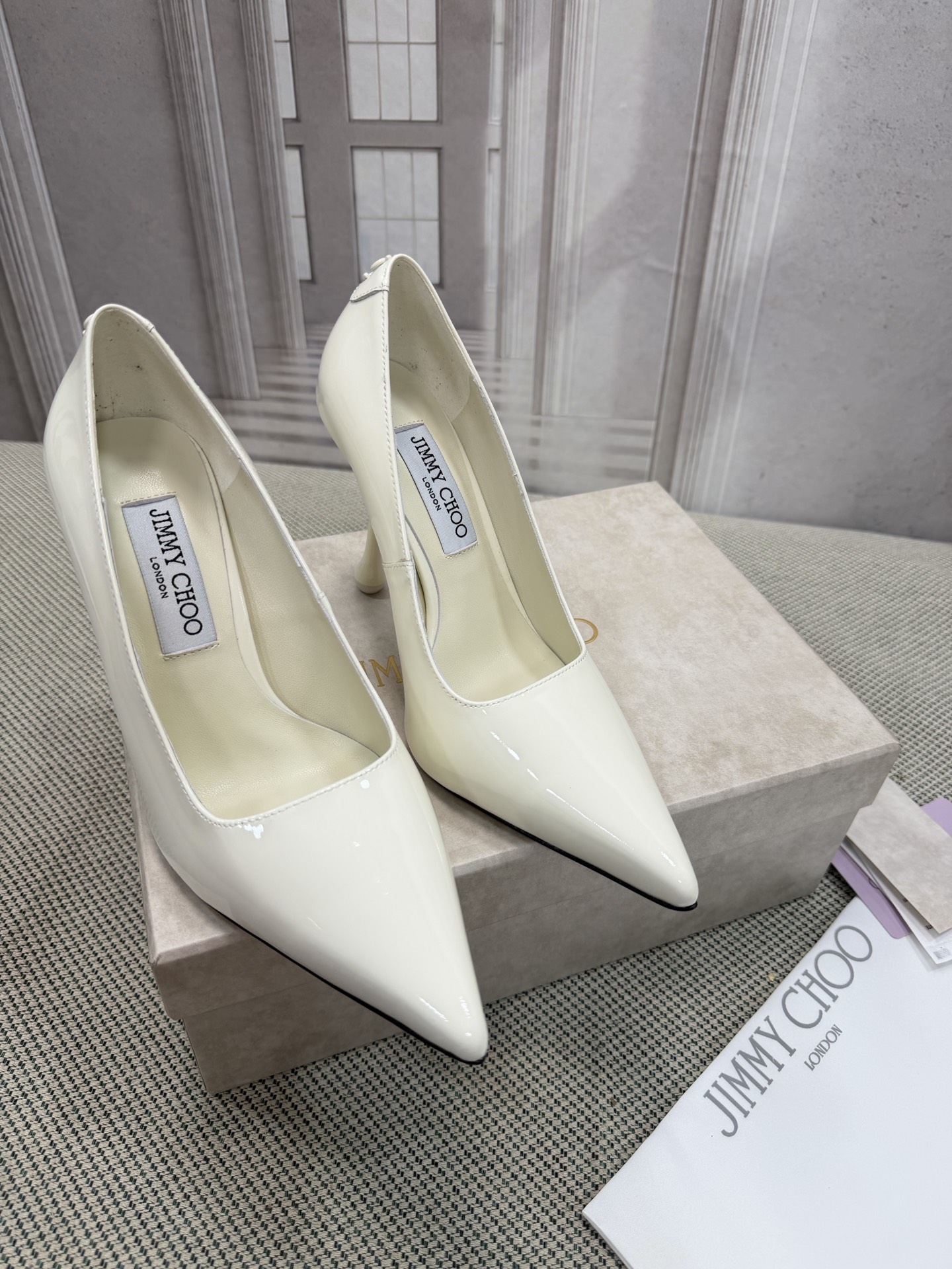 NO:784623,The top version of JIMMY CHOO is a very comprehensive noble fashion lifestyle brand. It has a series of women's short boots with the same watch strap from major fashion bloggers and celebrities in Hong Kong, the United States and other places. The Australian pointed toe and round toe series are simply beautiful. I fall in love with elegance and playful sense of the future. I want to own it right away just by looking at it, but you can really think about a pair of exquisite high heels~~~~~~~~~~~~~~~~~  This series is specially designed for extraordinary and indifferent women, thus creating a unique overall effect. Jimmy Choo designs products that inspire women to move forward and highlight their charm. 1 Fabric: Imported custom patent leather 2 Lining imported mixed sheepskin sheepskin pad Super soft and delicate 3 Outsole Original Italian original color genuine leather outsole Heel height 9.5cm 4 Sizes 35 to 39 (customized for 34, 40, 41), high-heeled shoes, jimmy  choo,jimmy choo,boots,high heels,sheepskin,Leather soles19860909JIMMY CHOO(吉米周) 顶级版本是一个非常全面之尊贵时尚生活品牌, 香港,美国等大时尚博主及明星的同款表带女士短靴系列. 澳大利亚尖头 圆头系列、简直是美上天了,爱上优雅、爱上俏皮的未来感,光看一眼便想马上拥有,但一双精致的高跟鞋确是可以想想滴～～～～～～～～～～～～～～～～～ 该系列专为超凡绝伦、无所谓的女士而设计,从而打造出别致的整体效果,Jimmy Choo 设计出激发女性一往无前的产品彰显魅力 1面料:进口定制漆皮 2内里进口混种羊皮羊皮垫 超级柔软细腻 3大底 意大利原版原色真皮大底  跟高9.5cm 4码数 35一39(34,40,41定制),高跟鞋单鞋,jimmy choo,jimmy choo,boots,high heels,sheepskin,Leather soles,Women's Shoes