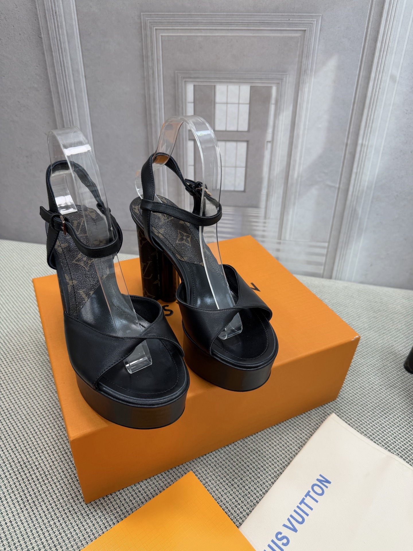 NO:784608,Top version of LV's new denim kitten heel slide sandals. Made of bleached Monogram denim canvas with natural leather trim, this Helios sandal is eye-catching. The model features exquisite gold details, such as elegant rivets inspired by historic Louis Vuitton trunks and buckles that decorate the ankle strap. Material: Denim cowhide Lining: Full sheepskin with footbed Outsole: Genuine leather Heel height 10cm Shoe size:  35-40 (34.41.42 custom-made, non-returnable), high heels and sandals, louis vuitton, louis vuitton, sandals, high heels, slippers, cowhide, sheepskin19860909顶级版本 LV 新款牛仔布猫跟拖鞋凉鞋 这款 Helios 凉鞋采用漂白Monogram 牛仔帆布制成,搭配天然皮革饰边,引人注目.该表款以精致的金色细节为特色,例如灵感来自历史悠久的路易威登行李箱的优雅铆钉和装饰踝带的搭扣. 材料:牛仔布牛皮 内里:垫脚全羊皮 大底:真皮的底 跟高10cm 鞋码: 35-40(34.41.42定做不退换),高跟鞋凉鞋,louis vuitton,louis vuitton,sandals,high heels,slippers,cowhide,sheepskin,Women's Shoes