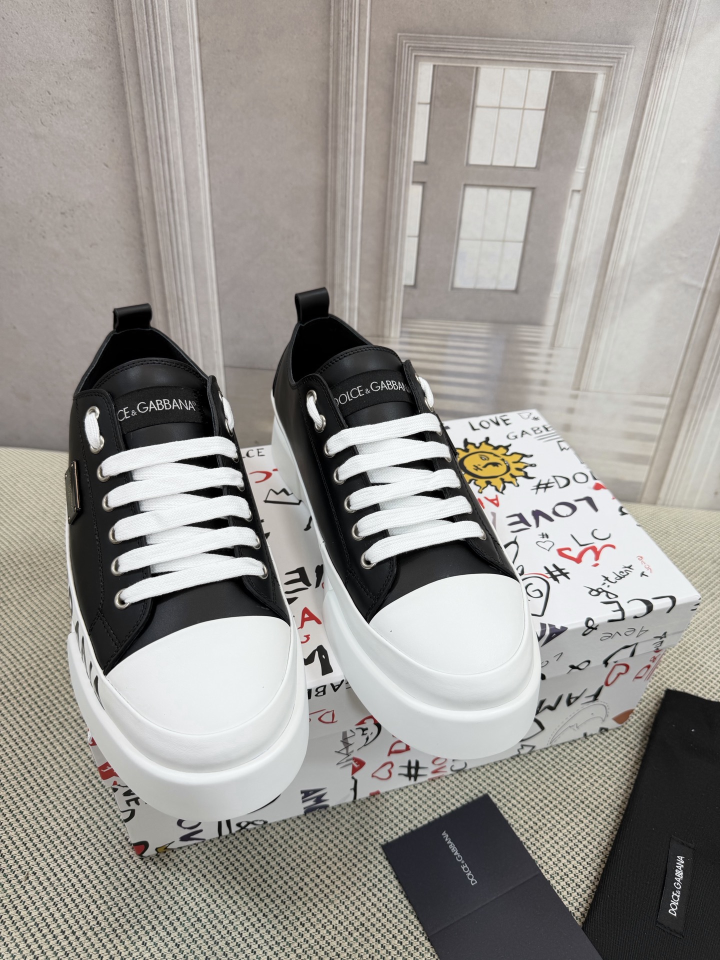 NO:819938,The top version PK all versions in the market (DG-Dolce & Gabbana) latest popular casual shoes, the tongue has the brand's iconic details, and the combination of silk cowhide and cow suede enhances the style. Fashionable and versatile, it can add luster to various looks. The exquisite design with unique dynamic vitality and modern atmosphere shows a modern and elegant style. Fabric: imported first-layer calfskin Foot pads: cowhide foot pads Inner: cowhide lining Outsole: TPU original sole  Size38-46 (men's 38, 45 and 46 are custom-made and cannot be returned or exchanged), casual shoes/sports shoes, Dolce&Gabbana, sneakers, cowhide19860909顶级版本PK市场一切版本（DG-杜嘉班纳）最新爆款休闲鞋,鞋舌带有品牌标志性细节,丝绸牛皮与牛反绒相结合提升格调.时尚百搭,可为各式造型增光添彩.塑造独具动感活力与摩登气息的精致设计,尽显现代优雅格调. 面料:进口头层小牛皮 垫脚:牛皮垫脚 内里:牛皮里 大底:TPU原版底 Size38-46(男38、45 46订做不退换),休闲鞋/运动鞋,Dolce&Gabbana,sneakers,cowhide,Women's Shoes