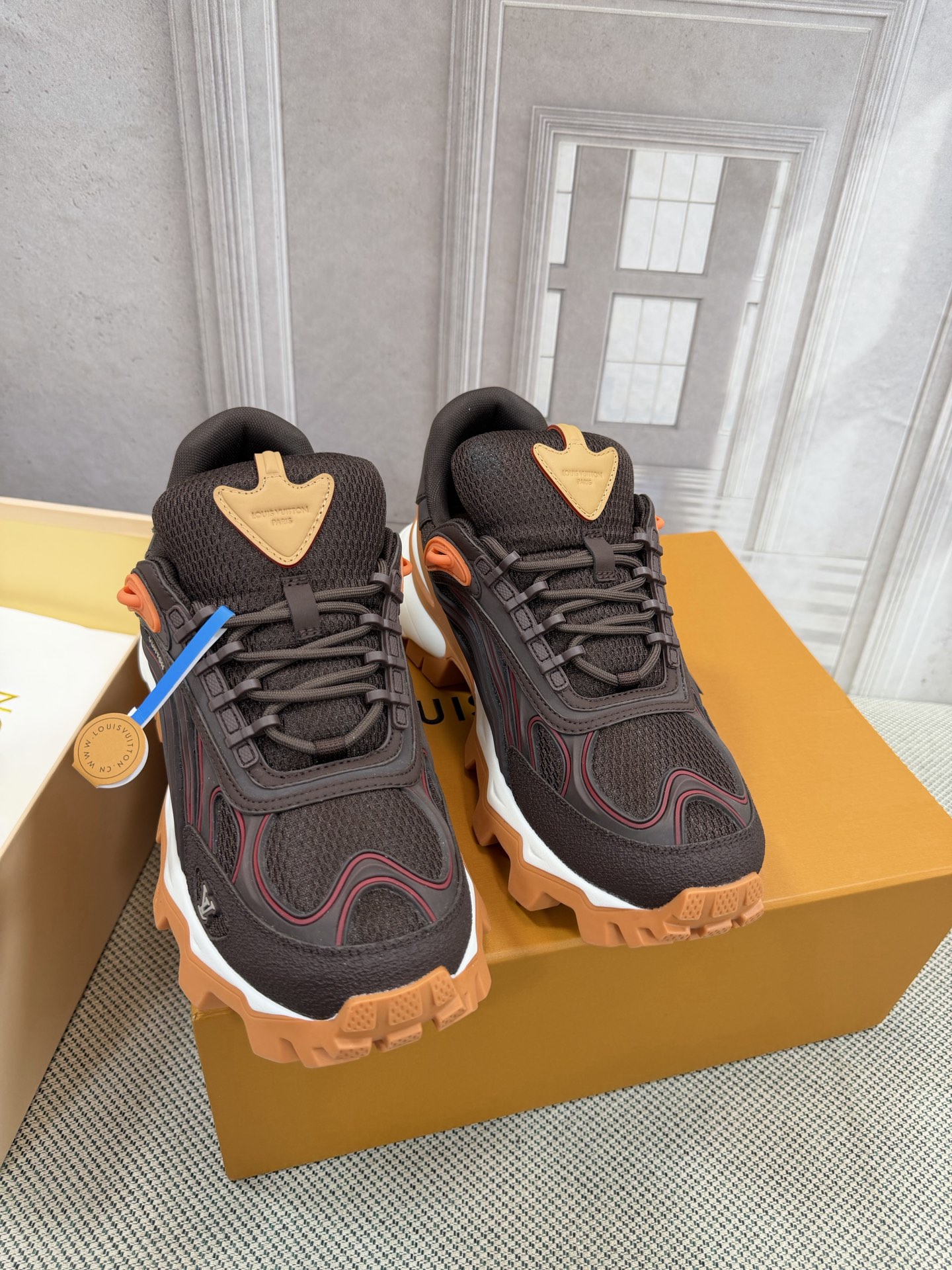 NO:819919,The top version of LV Sprint sneakers appeared in the new high-end and atmospheric show. They use light technical fabrics to highlight the abstract interpretation of Monogram flowers, supplemented by a popular streamlined design. LV letters and Monogram flowers are respectively embellished with TPU outsoles and treads. Size 38-45 (custom-made size 46), casual shoes/sports shoes, louis vuitton, sneakers19860909顶级版本LV Sprint 运动鞋亮相于 新款高端大气秀场,以轻盈科技面料烘托 Monogram 花卉的抽象演绎,辅以足爆款的流线型设计.LV 字母和 Monogram 花卉分别点缀tpu外底和胎面 码数38-45（46码定做）,休闲鞋/运动鞋,louis vuitton,sneakers,Women's Shoes