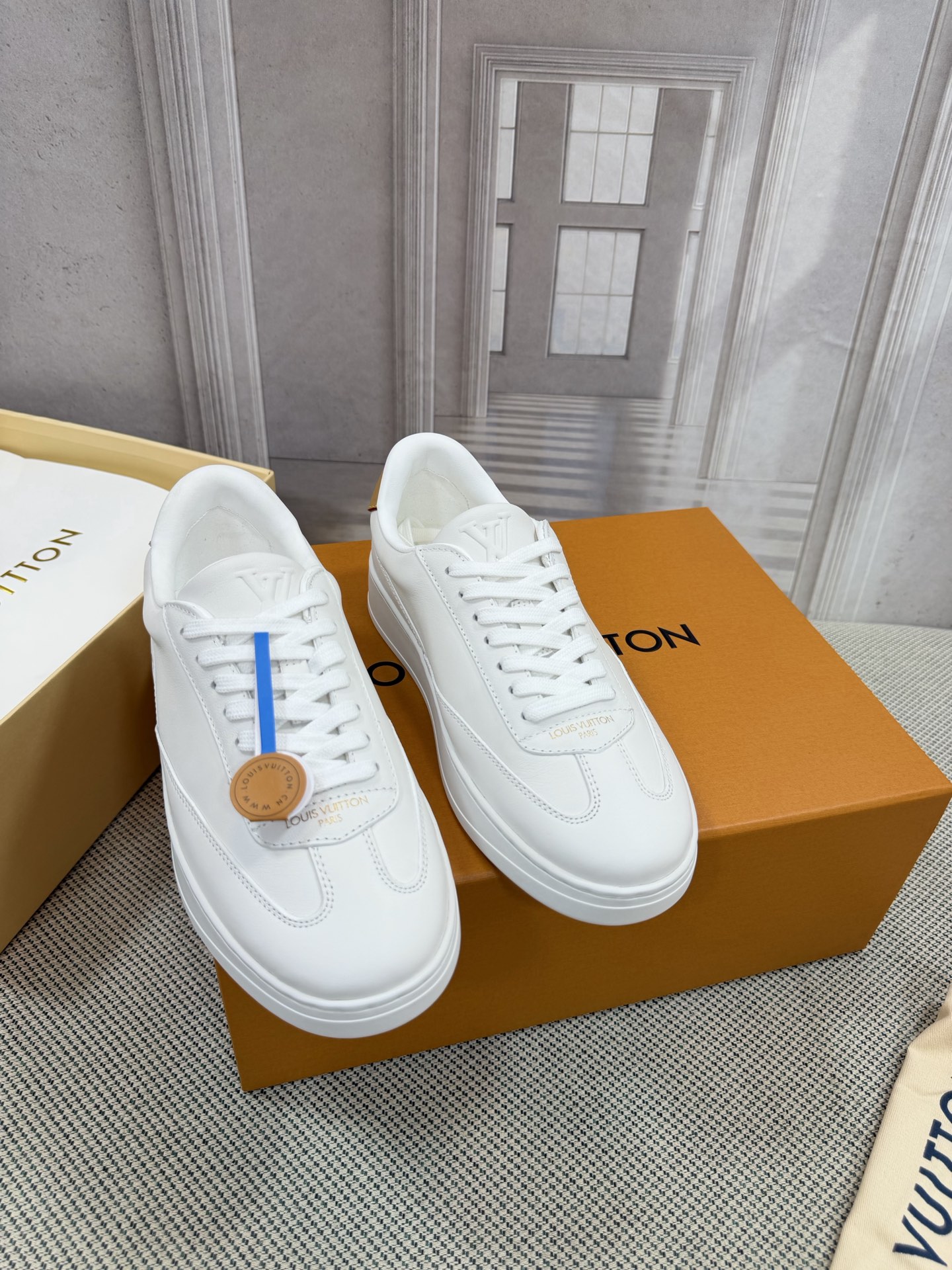 NO:819899,The top version of Louis*Vuitto* Trainer sneakers were purchased from Europe for 1W RMB. It took a month to develop a private mold for the outsole and fabric. Three sets of molds were scrapped for the upper before it was perfectly adjusted to the original version. It is a shoe that definitely cost a lot of money and effort. This series was designed after the arrival of Vifgil. It is favored by many fans every season. It can be matched with different wear to show your personality. Imported calfskin fabric, sheepskin lining/foot pads  IP foam outsole, original packaging, size for women 35-40, men 39-44 (38, 45, 46 are custom-made and non-returnable), casual shoes/sports shoes, louis vuitton, sneakers, cowhide, sheepskin19860909顶级版本Louis*Vuitto* Trainer 运动鞋欧洲代购1W RMB购入 历时一个月爆拆开发 大底和面料私模 鞋面更是报废了三套模具 才完美调整至原版一致较果 绝对下血本费心思的一款鞋子 自Vifgil到来之后而设计的这一系列 每一季度都深受众多粉丝的青睐 搭配不同的穿着更显个性哦 进口小牛皮面料 羊皮皮里/垫脚 IP发泡大底 原版包装 码数女款35-40 男39-44（38 45,46定做不退换）,休闲鞋/运动鞋,louis vuitton,sneakers,cowhide,sheepskin,Women's Shoes