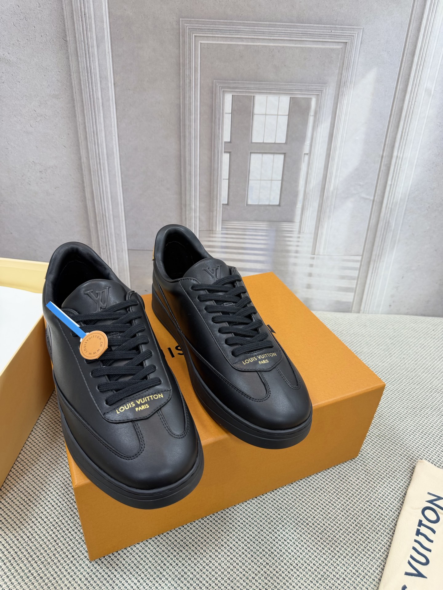 NO:819906,The top version of Louis*Vuitto* Trainer sneakers were purchased from Europe for 1W RMB. It took a month to develop a private mold for the outsole and fabric. Three sets of molds were scrapped for the upper before it was perfectly adjusted to the original version. It is a shoe that definitely cost a lot of money and effort. This series was designed after the arrival of Vifgil. It is favored by many fans every season. It can be matched with different wear to show your personality. Imported calfskin fabric, sheepskin lining/foot pads, IP foam outsole  Original packaging. Sizes for women: 35-40; men: 39-44 (38, 45, 46 are custom-made and non-returnable), casual shoes/sports shoes, louis vuitton, sneakers, cowhide, sheepskin19860909顶级版本Louis*Vuitto* Trainer 运动鞋欧洲代购1W RMB购入 历时一个月爆拆开发 大底和面料私模 鞋面更是报废了三套模具 才完美调整至原版一致较果 绝对下血本费心思的一款鞋子 自Vifgil到来之后而设计的这一系列 每一季度都深受众多粉丝的青睐 搭配不同的穿着更显个性哦 进口小牛皮面料 羊皮里/垫脚 IP发泡大底 原版包装 码数女款35-40 男39-44（38 45,46定做不退换）,休闲鞋/运动鞋,louis vuitton,sneakers,cowhide,sheepskin,Women's Shoes