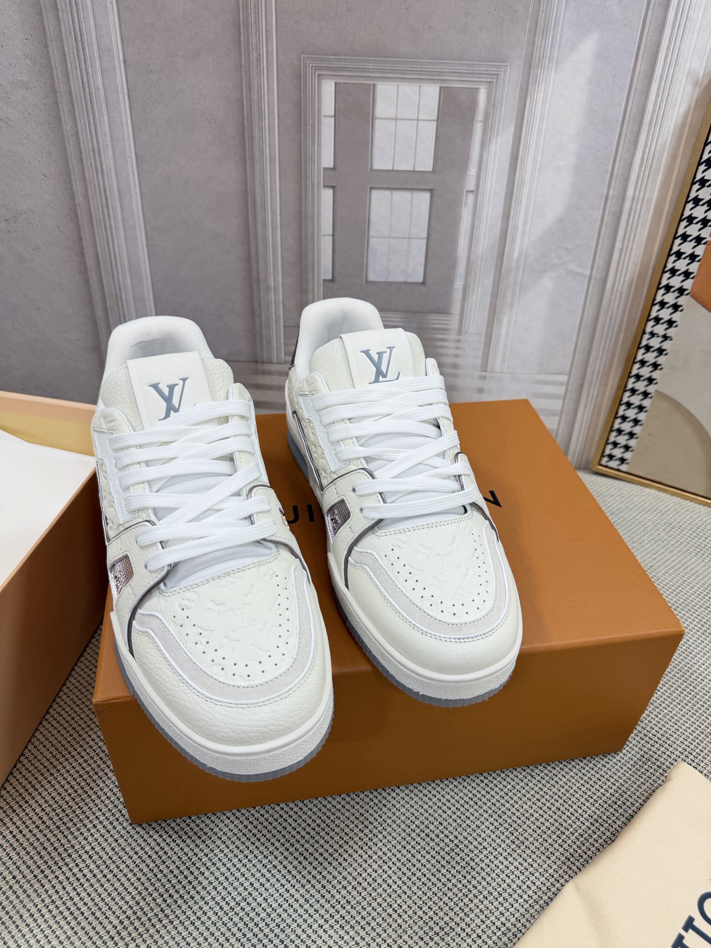 NO:819918,LV-Trainer Louis Vuitton PK market all versions Couple models Catwalk new basketball sneakers Purchasing quality Original 11 developed and re-engraved!  !  The upper foot is very comfortable and the workmanship is fine. The upper is made of calfskin imported from Italy. The side is decorated with the brand LOGO and signature. It has an imported breathable mesh lining and the foot feels super comfortable. The original factory specializes in the original two-color TPU suction mold outsole. Package technology Goodyear stitched seam. Size 35-40 for women. Standard code for men 39-45 (men's 38, 46, 47 and 30 are customized, non-refundable and non-exchangeable). Casual shoes/sports shoes, louis  vuitton,louis vuitton,sneakers,cowhide19860909LV-Trainer路易-威登 PK市场一切版本 情侣款 走秀新款 篮球板鞋 代购品质 原版11开发复刻！！上脚非常舒适 做工精细 鞋面由意大利进口小牛皮拼接,侧边饰有品牌LOGO标志及签名,进口了透气网布内里,脚感超舒适.原厂特供原版双色TPU吸模大底.套包工艺 固特异缝合锁边 size女款35-40  男款39-45标准码（男38 46 47加30定做不退不换）,休闲鞋/运动鞋,louis vuitton,louis vuitton,sneakers,cowhide,Women's Shoes