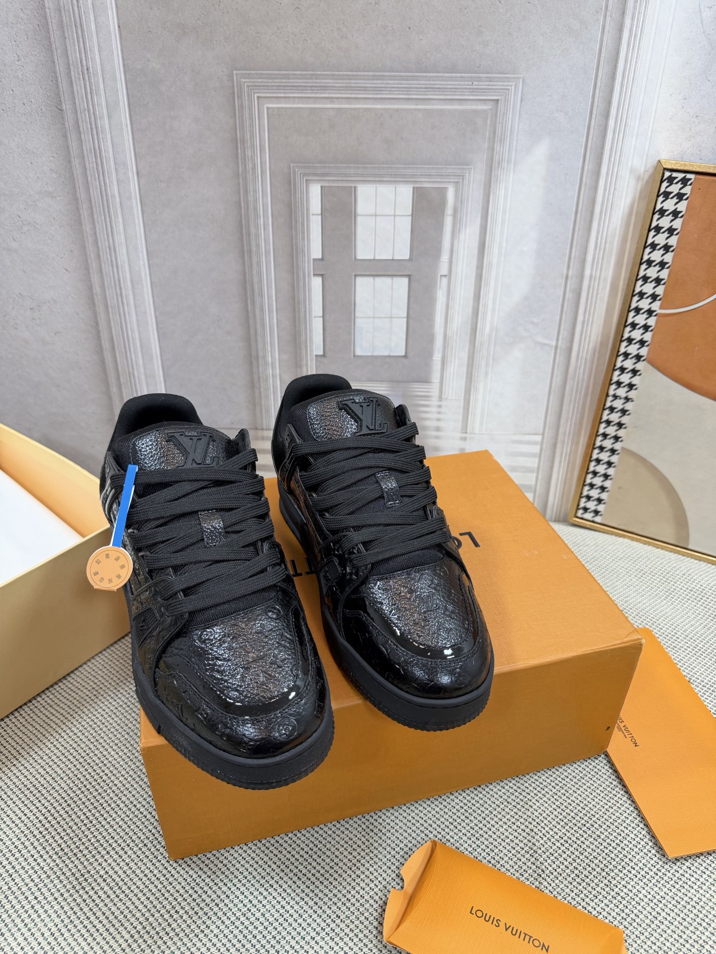 NO:819925,LV-Trainer Louis Vuitton PK market all versions Couple models Catwalk new basketball sneakers Purchasing quality Original 11 developed and re-engraved!  !  The upper is very comfortable and fine workmanship. The upper is made of calfskin imported from Italy. It is decorated with the brand LOGO and signature on the side. It has an imported breathable mesh lining and the foot feels super comfortable. The original two-color TPU suction mold outsole is specially provided by the factory. The package process is Goodyear stitched and overlocked. Size 35-40 for women. Standard size 39-45 for men (custom-made for men 38 and 46, non-refundable and non-exchangeable). Casual shoes/sports shoes, louis  vuitton,louis vuitton,sneakers,cowhide19860909LV-Trainer路易-威登 PK市场一切版本 情侣款 走秀新款 篮球板鞋 代购品质 原版11开发复刻！！上脚非常舒适 做工精细 鞋面由意大利进口小牛皮拼接,侧边饰有品牌LOGO标志及签名,进口了透气网布内里,脚感超舒适.原厂特供原版双色TPU吸模大底.套包工艺 固特异缝合锁边 size女款35-40  男款39-45标准码（男38 46 定做不退不换）,休闲鞋/运动鞋,louis vuitton,louis vuitton,sneakers,cowhide,Women's Shoes
