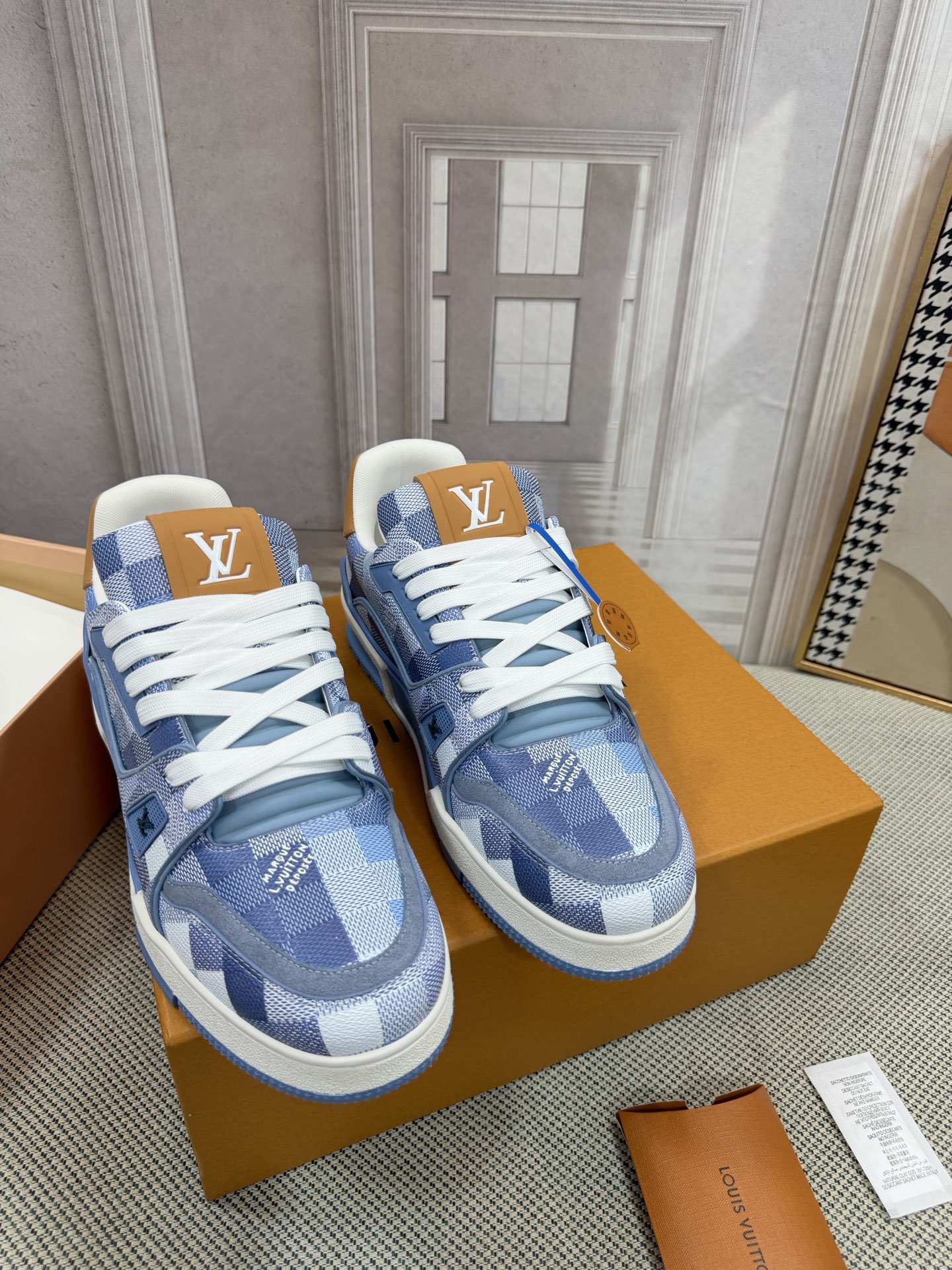 NO:819932,LV-Trainer Louis Vuitton PK market all versions Couple models Catwalk new basketball sneakers Purchasing quality Original 11 developed and re-engraved!  !  The upper foot is very comfortable and the workmanship is fine. The upper is made of calfskin imported from Italy. The side is decorated with the brand LOGO and signature. It has an imported breathable mesh lining and the foot feels super comfortable. The original factory specializes in the original two-color TPU suction mold outsole. Package technology Goodyear stitched seam. Size 35-40 for women. Standard code for men 39-45 (men's 38, 46, 47 and 30 are customized, non-refundable and non-exchangeable). Casual shoes/sports shoes, louis  vuitton,louis vuitton,sneakers,cowhide19860909LV-Trainer路易-威登 PK市场一切版本 情侣款 走秀新款 篮球板鞋 代购品质 原版11开发复刻！！上脚非常舒适 做工精细 鞋面由意大利进口小牛皮拼接,侧边饰有品牌LOGO标志及签名,进口了透气网布内里,脚感超舒适.原厂特供原版双色TPU吸模大底.套包工艺 固特异缝合锁边 size女款35-40  男款39-45标准码（男38 46 47加30定做不退不换）,休闲鞋/运动鞋,louis vuitton,louis vuitton,sneakers,cowhide,Women's Shoes