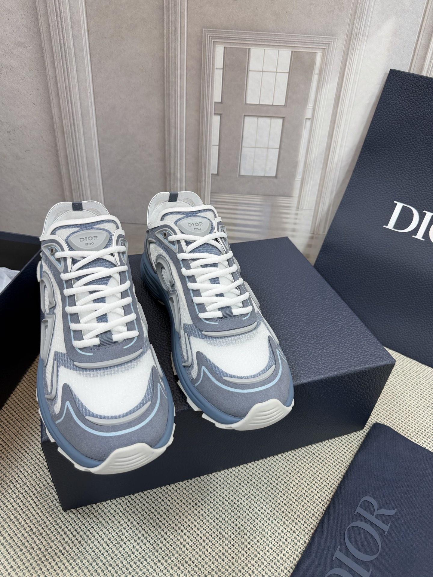 NO:819886,Purchasing a quality upgraded version of Dior counter authentic 1-1 Dior early autumn British style!  The counter recommends a top-quality product and the details are perfect!  The fabric is made of top-quality inner sheer fabric, which is soft and comfortable. The quality is really perfect, counter quality!  Contrasting color positioning and splicing design!  Fashionable and casual personality!  Look like a goddess on your feet!  Simple line design, three-dimensional cutting, super invincible style, looks good no matter how you match it, super popular elements and colors, the whole set is youthful and beautiful, relaxed and eye-catching in the crowd, casual, comfortable and fashionable, high-quality casual suit with no sense of age, bag technology Goodyear seaming method Fabric: imported full-grain calfskin Lining: imported breathable gauze fabric Outsole: TPU Women's size 35-40  Men's size 39-45, casual shoes/sports shoes, dior, dior, sneakers, cowhide19860909代购品质升级版 Dior迪奥 专柜正品1-1迪奥早秋英伦风！ 专柜推荐一个顶级好东西做细节都堪称完美！面料采用顶级内里透丝面料柔软舒适质量真的是太完美了,专柜品质！撞色定位拼接设计！时尚休闲个性！上脚大气女神范！简约线条设计,立体剪栽,超级无敌有范儿,怎么搭配都好看,超级流行的元素和颜色整套穿着青春靓丽,轻松自在的在人群中吸晴养眼穿着效果,休闲舒适又时尚百搭,没有年龄感的高品质休闲套装,套包工艺 固特异锁边做法 面料:进口全粒面小牛皮 内里:进口透气纱网布 大底:TPU 女码数35-40 男码数39-45,休闲鞋/运动鞋,dior,dior,sneakers,cowhide,Women's Shoes