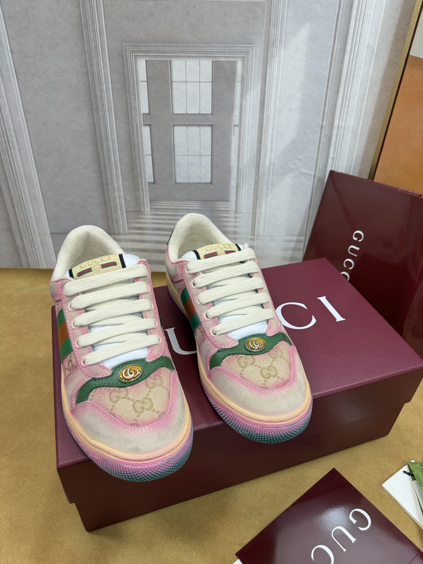 NO:819881,Women's Gucci - Purchasing version GG series distressed dirty shoes - the hottest model of the year is coming!  9 times out of 10, this is a must-have model. New colors are recommended - the ultimate version on the market!  Purchase the original version and develop it... fabric, material, outsole, and details can be compared at will!  Open molded Swarovski one-to-one replica rhinestone chain...Metal cherry pendant...Metal double G crystal cylindrical mark...Gucci original customized narrow webbing...Super flash series - flash diamond chain. The cherry decoration is detachable and can be changed into two for any combination to highlight your personality. Exclusive color-brushed cowhide fabric. Hand-made distressed is very textured and has a sense of luxury!  The details of the workmanship can be seen in the picture, and no line is missed. The original terry cloth is delicate, soft, more comfortable and breathable, and the private mold is stamped in two colors. Packing process Goodyear hemming method Fabric: original imported GG cloth/silk cowhide Outsole: original TPU outsole (lower layer is wider, upper layer is narrower) European version matching packaging... Women's 35-40 (41 custom-made, non-refundable), casual shoes/sports shoes, gucci, swarovski, sneakers, cowhide19860909女款 Gucci————代购版本 GG系列做旧小脏鞋-年爆款来袭！ 十转九卖必上款 新色加推-市场终极版本！ 购原版开发….面料 材质 大底 细节任意对比！ 开模施华洛世奇一比一精复刻水钻链.....金属樱桃吊坠……金属双G水晶圆柱形标……Gucci原版定制窄织带…… 超闪系列—闪钻链.樱桃装饰可拆卸,一变二任意搭配,彰扬个性 专属擦色牛皮面料.手工做旧非常有质感,自带高级感！ 做工细节图可体现,不放过一条线. 原版毛巾布里细腻柔软更舒适透气,私模钢印双色 套包工艺 固特异锁边做法 面料:原版进口GG布/丝绸牛皮 大底:原版TPU大底(下层宽,上层窄) 欧版配套包装…… 女款35—40（41定做不退换）,休闲鞋/运动鞋,gucci,swarovski,sneakers,cowhide,Women's Shoes