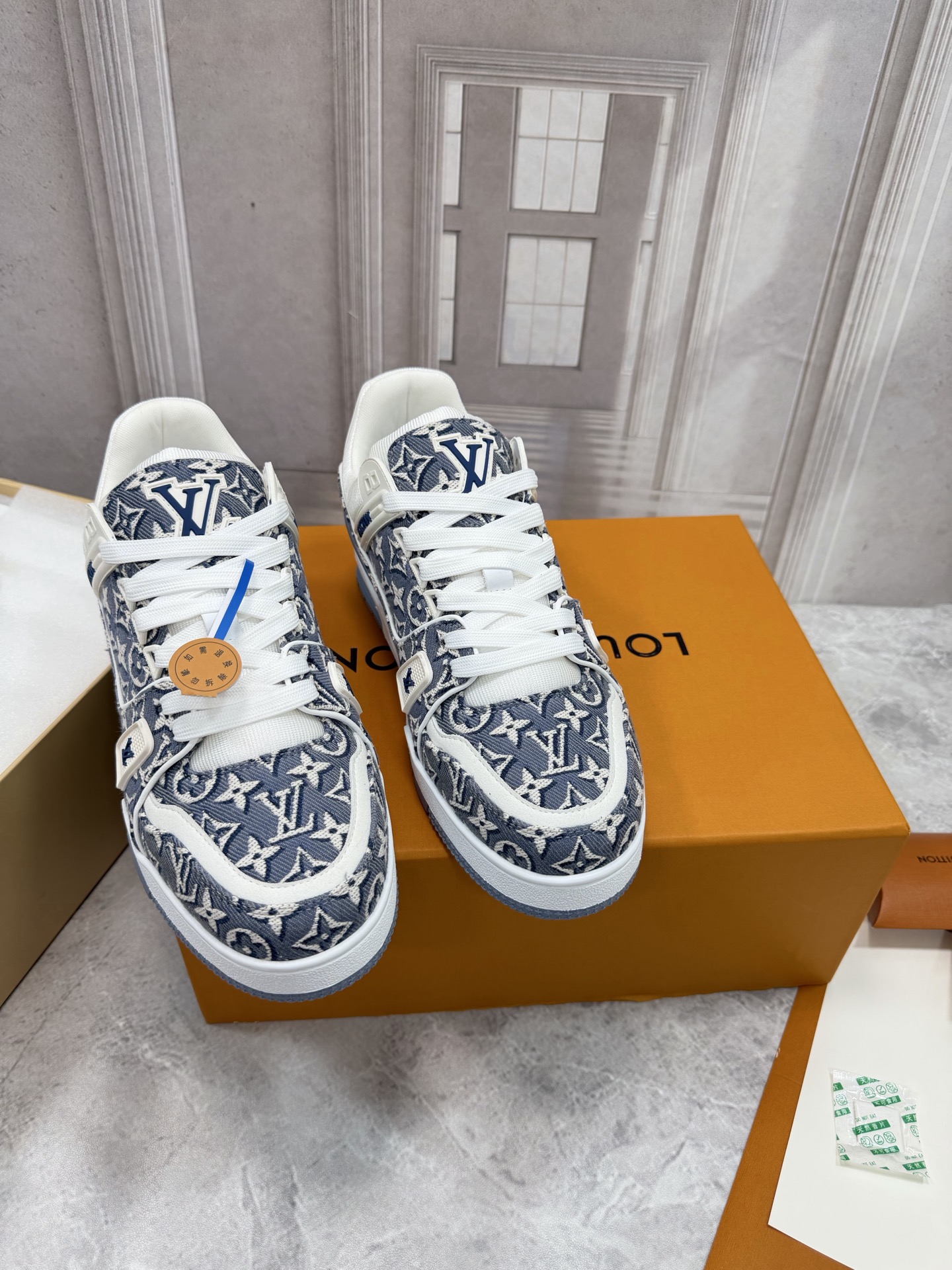 NO:905635,LV-Trainer Louis Vuitton PK market all versions Couple models Catwalk new basketball sneakers Purchasing quality Original 11 developed and re-engraved!  !  The upper is very comfortable and the workmanship is fine. The upper is made of calfskin imported from Italy. The side is decorated with the brand LOGO and signature. It has an imported breathable mesh lining and the foot feels super comfortable. The original two-color TPU suction mold outsole is specially provided by the original factory. The package technology is Goodyear stitched seams. Size 35-40 for women. Standard size 39-45 for men (men's 38 46.47 is custom-made and cannot be returned or exchanged). Casual shoes/sports shoes, louis  vuitton,louis vuitton,sneakers,cowhide19860909LV-Trainer路易-威登 PK市场一切版本 情侣款 走秀新款 篮球板鞋 代购品质 原版11开发复刻！！上脚非常舒适 做工精细 鞋面由意大利进口小牛皮拼接,侧边饰有品牌LOGO标志及签名,进口了透气网布内里,脚感超舒适.原厂特供原版双色TPU吸模大底.套包工艺 固特异缝合锁边 size女款35-40  男款39-45标准码（男38 46 .47定做不退不换）,休闲鞋/运动鞋,louis vuitton,louis vuitton,sneakers,cowhide,Women's Shoes