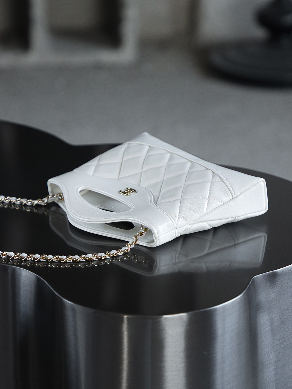 Nano 31Bag鑒定版👜C-1380
一包一碼 支持全球鑒定查驗身份證原廠專G
Bonaudo皮料過關清單資料可査詢

夢中情包31bag nano超絕的仙女白色！ 更顯氣質和溫柔！ 人生總要有一隻仙女白的包包！ 31Bag nano更是時尚寵兒，實用與時尚的完美結合！

五金：厚镀14k淡金
皮料：Bonaudo亮面小羊皮
尺寸：20*17.5*3.5cm