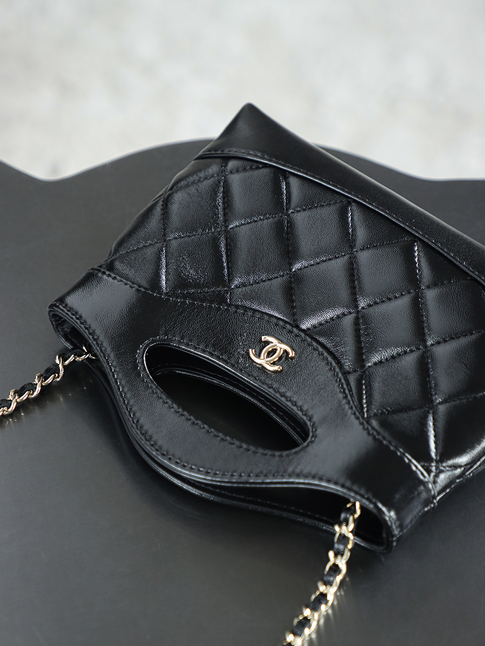 Nano 31Bag鑒定版👜C-1380
一包一碼 支持全球鑒定查驗身份證原廠專G
Bonaudo皮料過關清單資料可査詢

夢中情包31bag nano從設計上看，它的鏤空固定手柄設計十分吸睛，成為整個包的獨特亮點，開口採用磁吸設計，開合輕鬆便捷。 搭配的一條皮穿鏈肩帶，無論是單肩背還是斜挎，都能完美適配各種身形，輕鬆打造出不同風格，相信我，一旦擁有，你定會愛不釋手！

五金：厚镀14k淡金
皮料：Bonaudo亮面小羊皮
尺寸：20*17.5*3.5cm