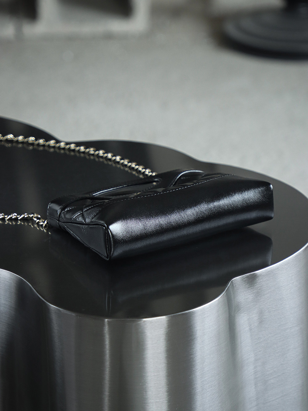 Nano 31Bag鑒定版👜C-1380
一包一碼 支持全球鑒定查驗身份證原廠專G
Bonaudo皮料過關清單資料可査詢

夢中情包31bag nano從設計上看，它的鏤空固定手柄設計十分吸睛，成為整個包的獨特亮點，開口採用磁吸設計，開合輕鬆便捷。 搭配的一條皮穿鏈肩帶，無論是單肩背還是斜挎，都能完美適配各種身形，輕鬆打造出不同風格，相信我，一旦擁有，你定會愛不釋手！

五金：厚镀14k淡金
皮料：Bonaudo亮面小羊皮
尺寸：20*17.5*3.5cm