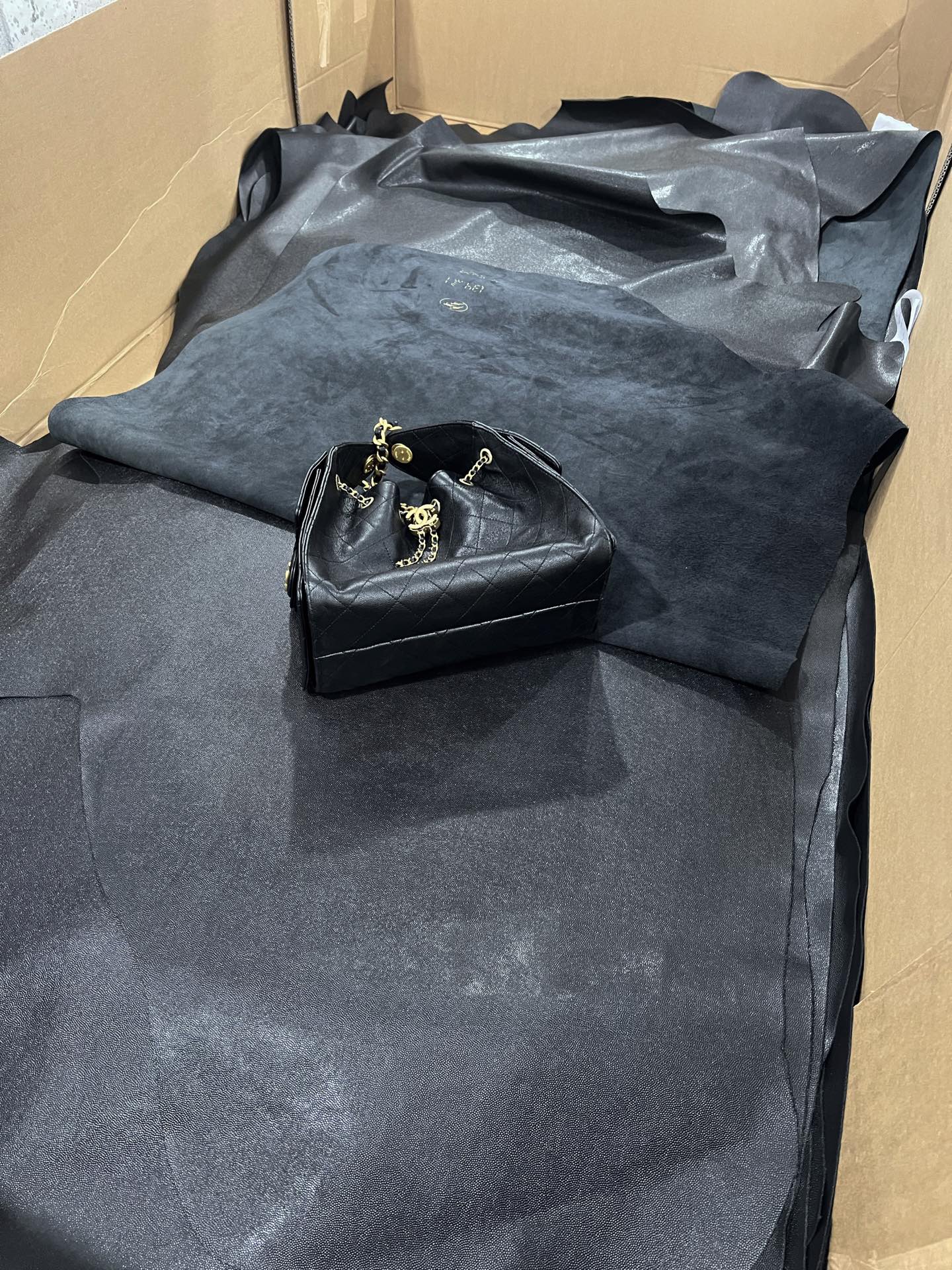 沒有對比就沒有傷害！ 請用ZP對比！
獨家皮源，無原皮不做貨，不只是喊口號！
行的客戶摸一把就知道——這才是真・行業天花板！