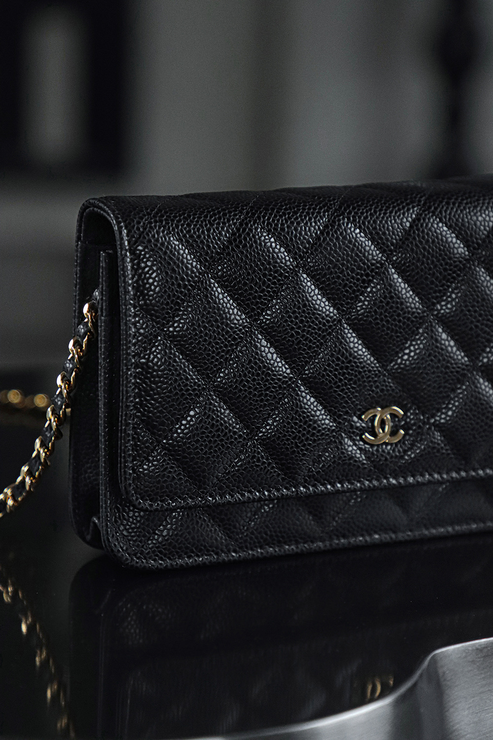 Wallet on Chain發財包鑒定版👜C-1380
一包一碼 支持全球鑒定查驗身份證原廠專G
Haas皮料過關清單資料可査詢

經典系列WOC，從命名就能直觀感受到這款包包的獨特設計理念，它將傳統錢包與鏈條肩帶進行了巧妙融合！ 它大小精緻，恰好能容納一張百元人民幣，囙此被賦予了“發財包”這一吉祥又討喜的昵稱。 小巧身形，卻蘊含著大大的能量。

五金：全鋼銀扣
皮料：Hass小牛皮大球紋
尺寸：12*19.3*3.5cm